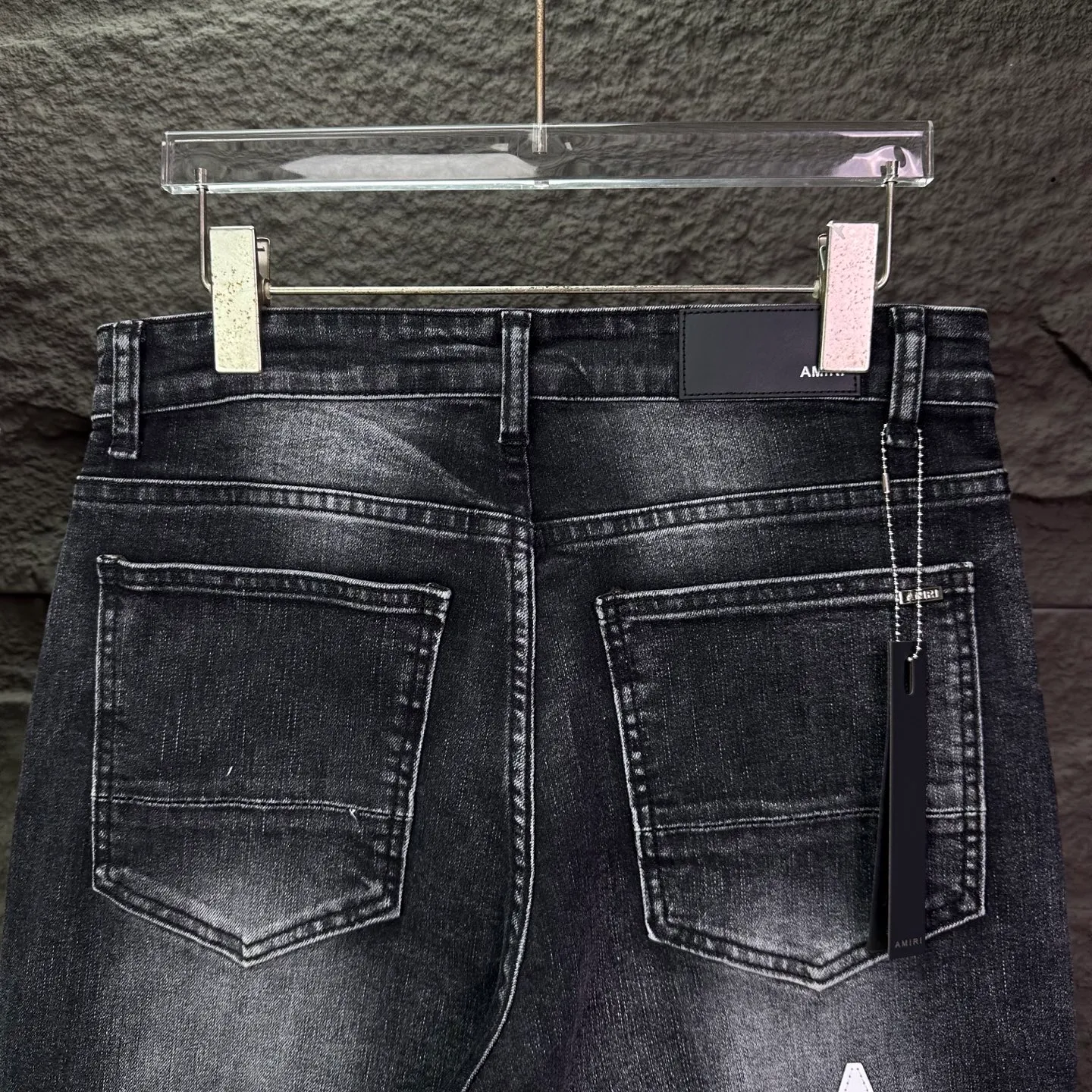 P240 Amiri 2025 new frayed white leather embroidered letters couple style washed stretch jeans 🔥High version🔥High version🔥Top ceiling quality Styles with different washed textures are very friendly to people with thin legs and thick legs. The straight and loose version is very flattering. Moderate length that never goes out of style, easy to match with casually, basic styling for various styles, a must-have in the wardrobe! The fabric is stiff but also makes the upper body soft without losing texture. The washing process is even more perfect. It is a must-have item for everyone! ! ! Washed wheat, tag, pants label, three complete labels Color: washed black Size: 28, 30, 32, 34 (four sizes)