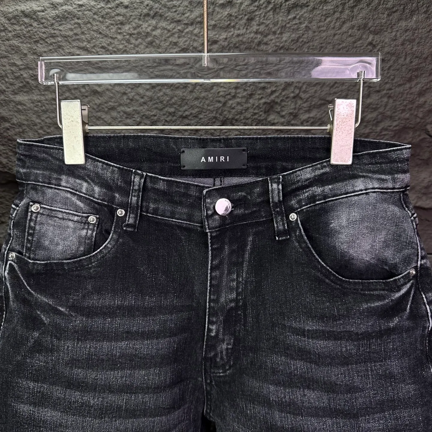 P240 Amiri 2025 new frayed white leather embroidered letters couple style washed stretch jeans 🔥High version🔥High version🔥Top ceiling quality Styles with different washed textures are very friendly to people with thin legs and thick legs. The straight and loose version is very flattering. Moderate length that never goes out of style, easy to match with casually, basic styling for various styles, a must-have in the wardrobe! The fabric is stiff but also makes the upper body soft without losing texture. The washing process is even more perfect. It is a must-have item for everyone! ! ! Washed wheat, tag, pants label, three complete labels Color: washed black Size: 28, 30, 32, 34 (four sizes)