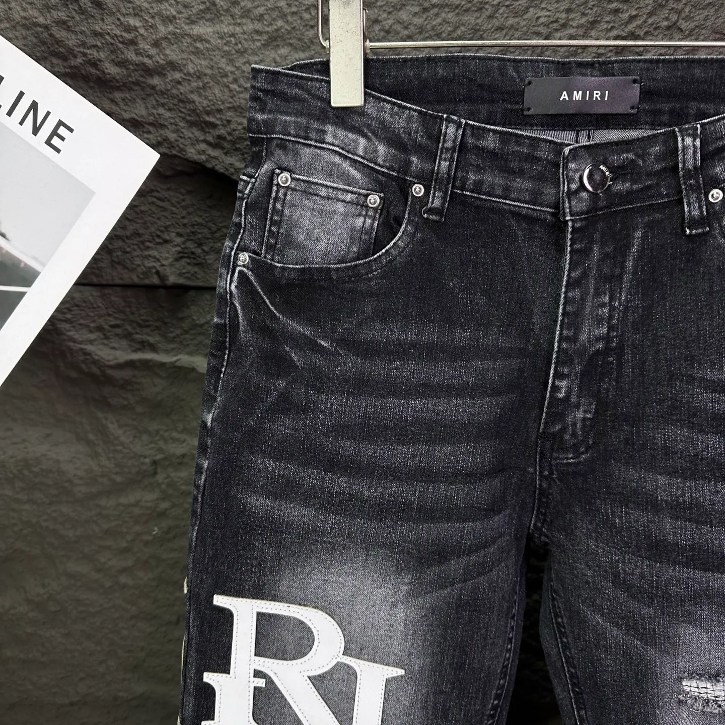 P240 Amiri 2025 new frayed white leather embroidered letters couple style washed stretch jeans 🔥High version🔥High version🔥Top ceiling quality Styles with different washed textures are very friendly to people with thin legs and thick legs. The straight and loose version is very flattering. Moderate length that never goes out of style, easy to match with casually, basic styling for various styles, a must-have in the wardrobe! The fabric is stiff but also makes the upper body soft without losing texture. The washing process is even more perfect. It is a must-have item for everyone! ! ! Washed wheat, tag, pants label, three complete labels Color: washed black Size: 28, 30, 32, 34 (four sizes)