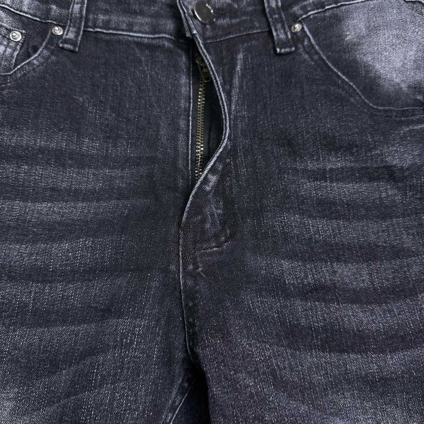 P240 Amiri 2025 new frayed white leather embroidered letters couple style washed stretch jeans 🔥High version🔥High version🔥Top ceiling quality Styles with different washed textures are very friendly to people with thin legs and thick legs. The straight and loose version is very flattering. Moderate length that never goes out of style, easy to match with casually, basic styling for various styles, a must-have in the wardrobe! The fabric is stiff but also makes the upper body soft without losing texture. The washing process is even more perfect. It is a must-have item for everyone! ! ! Washed wheat, tag, pants label, three complete labels Color: washed black Size: 28, 30, 32, 34 (four sizes)