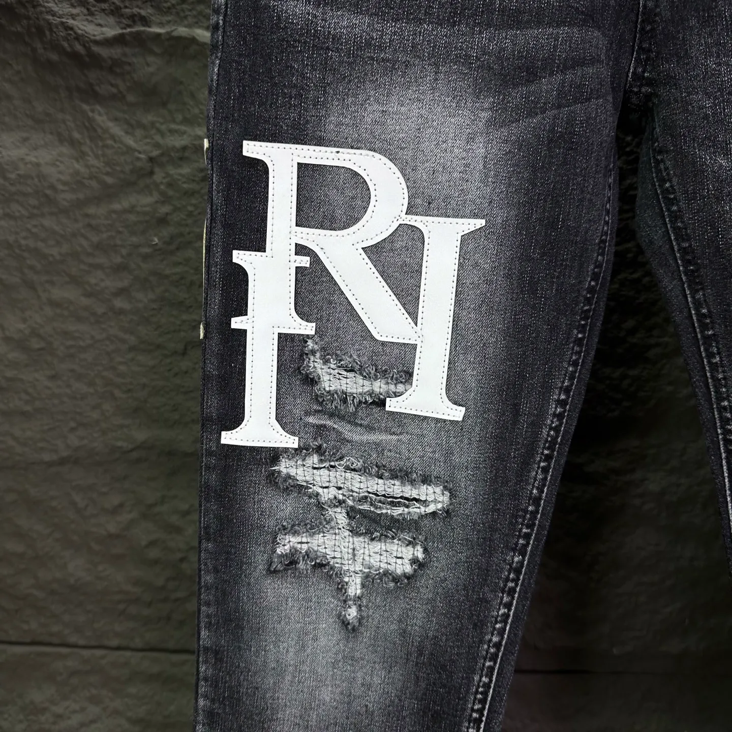 P240 Amiri 2025 new frayed white leather embroidered letters couple style washed stretch jeans 🔥High version🔥High version🔥Top ceiling quality Styles with different washed textures are very friendly to people with thin legs and thick legs. The straight and loose version is very flattering. Moderate length that never goes out of style, easy to match with casually, basic styling for various styles, a must-have in the wardrobe! The fabric is stiff but also makes the upper body soft without losing texture. The washing process is even more perfect. It is a must-have item for everyone! ! ! Washed wheat, tag, pants label, three complete labels Color: washed black Size: 28, 30, 32, 34 (four sizes)