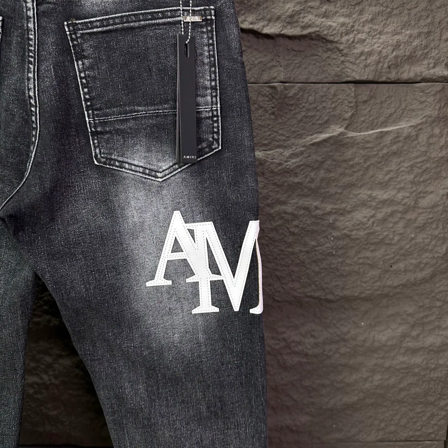P240 Amiri 2025 new frayed white leather embroidered letters couple style washed stretch jeans 🔥High version🔥High version🔥Top ceiling quality Styles with different washed textures are very friendly to people with thin legs and thick legs. The straight and loose version is very flattering. Moderate length that never goes out of style, easy to match with casually, basic styling for various styles, a must-have in the wardrobe! The fabric is stiff but also makes the upper body soft without losing texture. The washing process is even more perfect. It is a must-have item for everyone! ! ! Washed wheat, tag, pants label, three complete labels Color: washed black Size: 28, 30, 32, 34 (four sizes)