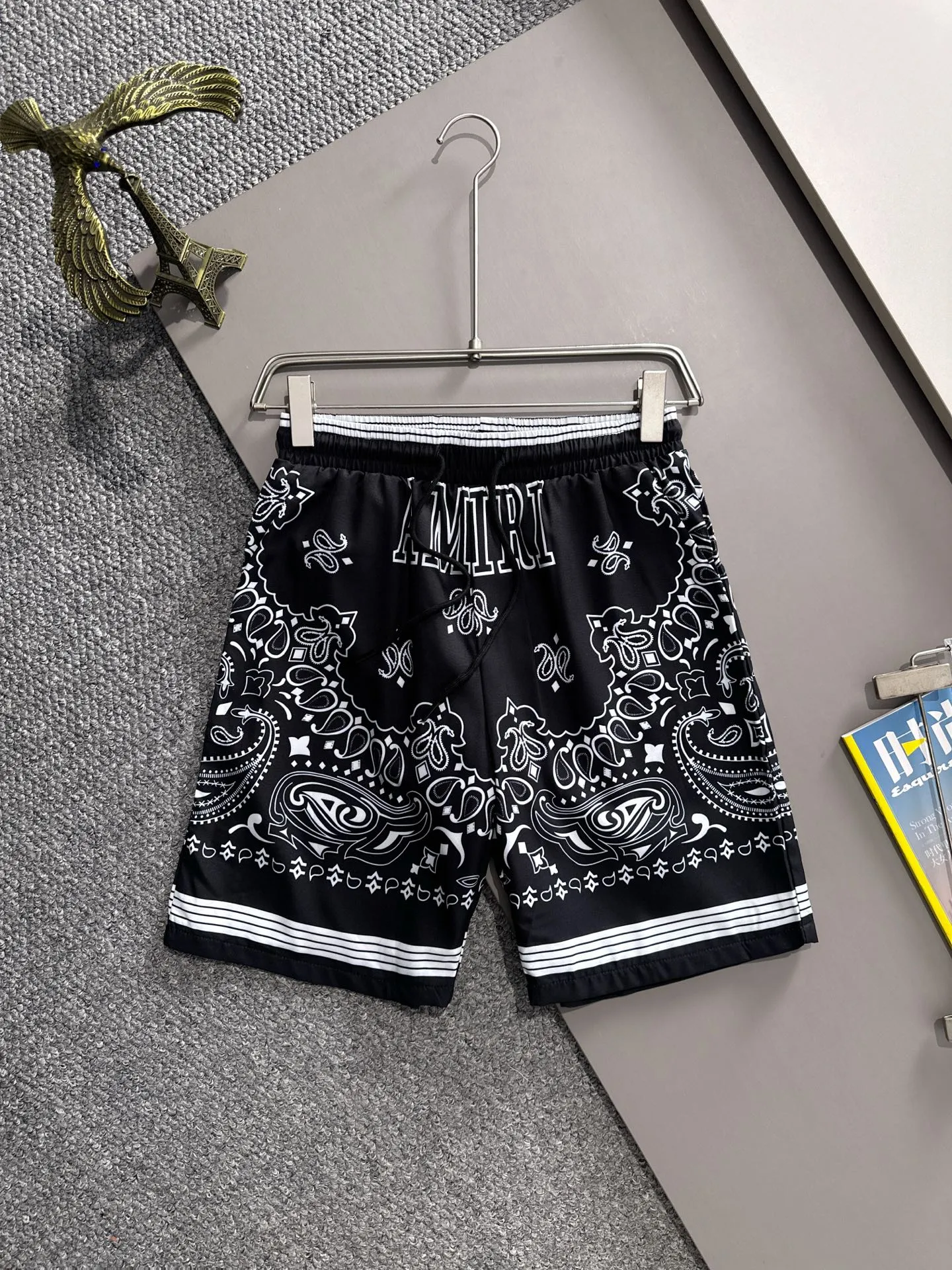 P360 AMIRI2025 summer classic LOGO design all-over printing suit, light and thin cotton full-body digital printing, made of high-quality polyester fiber fabric, breathable mesh lining is added to the pants, carefully created standard version, can be matched separately with clothes, versatile style for leisure time! The classic logo on the whole body is very eye-catching, showing a sense of luxury and style, becoming a classic and mainstream style that never goes out of style and is elegant! Extremely handsome, classic and heroic. Same style for men and women. Size: M-3XL (please note your height and weight when placing an order)