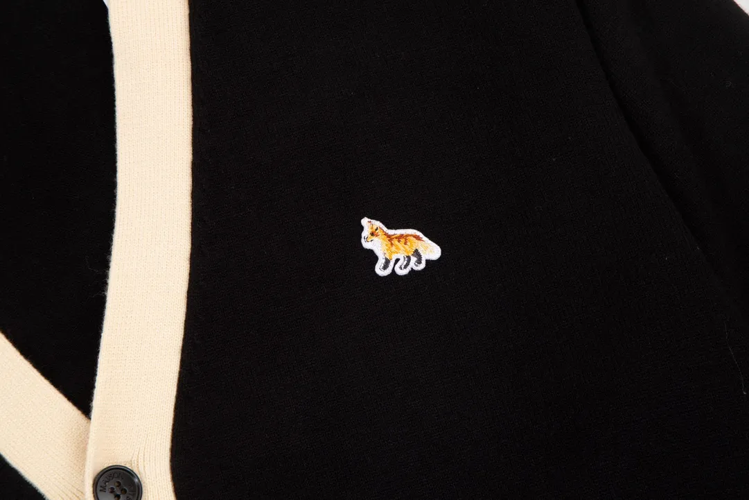 P200 A089# MAISON KITSUNE 2023 new autumn and winter classic little fox embroidered V-neck cardigan jacket sweater, same style for men and women Color: black gray light brown Baolan Size: S-XL