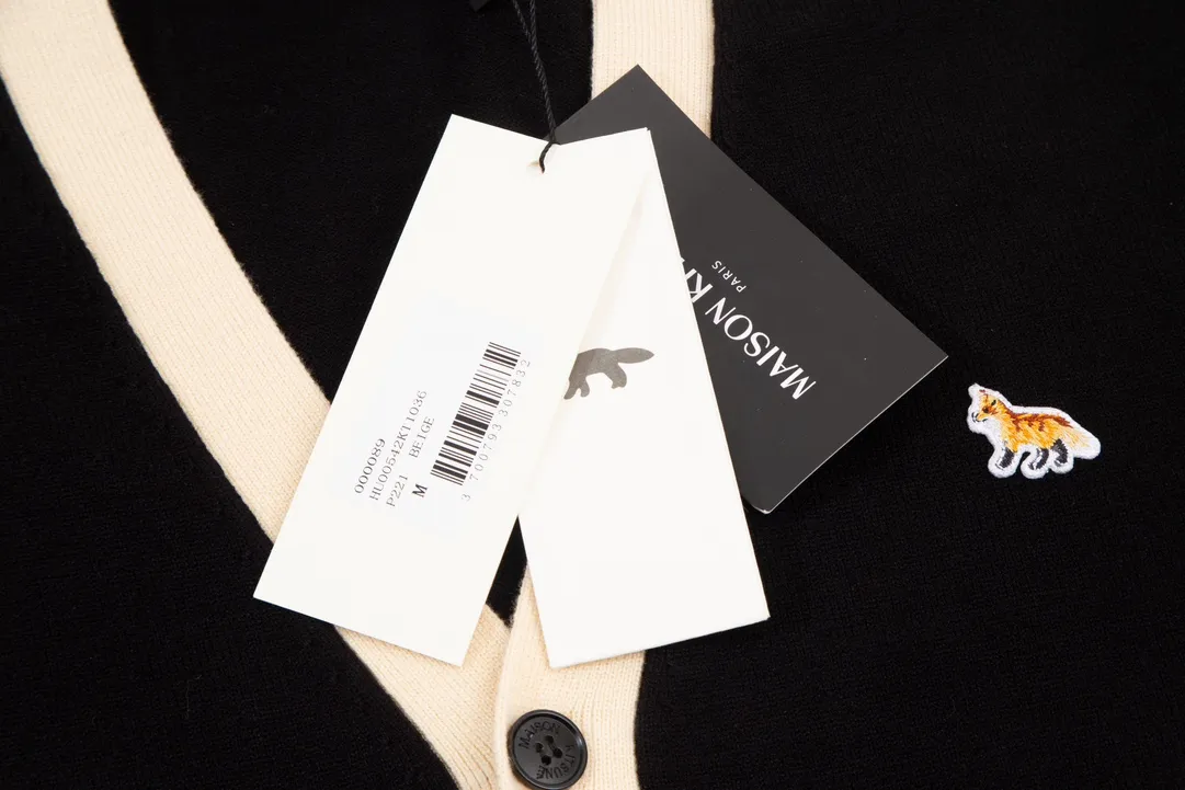 P200 A089# MAISON KITSUNE 2023 new autumn and winter classic little fox embroidered V-neck cardigan jacket sweater, same style for men and women Color: black gray light brown Baolan Size: S-XL