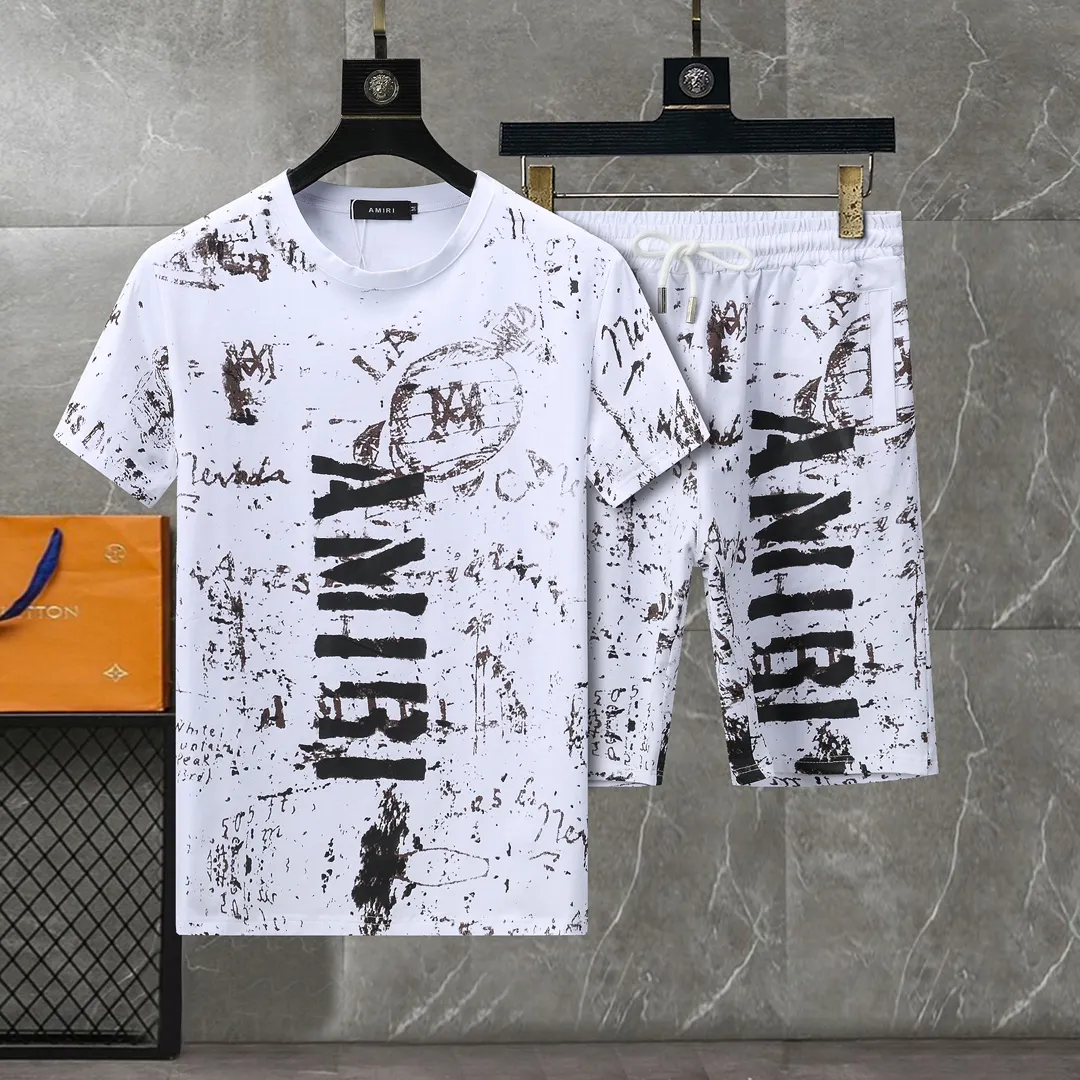 P290 🌸🌸🌸 AMIRI 25ss spring and summer advanced customization spring and summer series, round neck casual suit, short-sleeved T-shirt suit and three-quarter pants, imported high-grade elastic fabric, delicate, soft, comfortable and breathable, stiff and shaping, extraordinary quality. Exquisite three-dimensional tailoring and outstanding texture are made of high-end materials supplied by customers. They are very textured and durable. They are produced by domestic first-line factories. From cutting to hand-sewing, there is basically no extraneous touch. The pattern is quite crisp and there is no feeling of procrastination at all. It has a delicate and soft feel and smooth texture! Color: Picture color Size: M--3xL