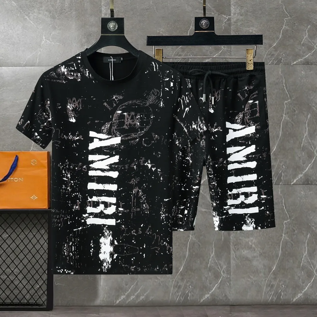 P290 🌸🌸🌸 AMIRI 25ss spring and summer advanced customization spring and summer series, round neck casual suit, short-sleeved T-shirt suit and three-quarter pants, imported high-grade elastic fabric, delicate, soft, comfortable and breathable, stiff and shaping, extraordinary quality. Exquisite three-dimensional tailoring and outstanding texture are made of high-end materials supplied by customers. They are very textured and durable. They are produced by domestic first-line factories. From cutting to hand-sewing, there is basically no extraneous touch. The pattern is quite crisp and there is no feeling of procrastination at all. It has a delicate and soft feel and smooth texture! Color: Picture color Size: M--3xL