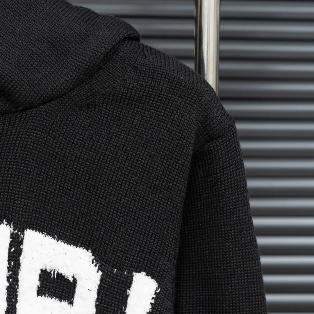 P310 Style: AMIRI distressed knitted hooded long-sleeved sweater Size: S-XXL Fabric: Wool blend Accessories: Full set of customized original accessories No gender distinction, same style for men and women