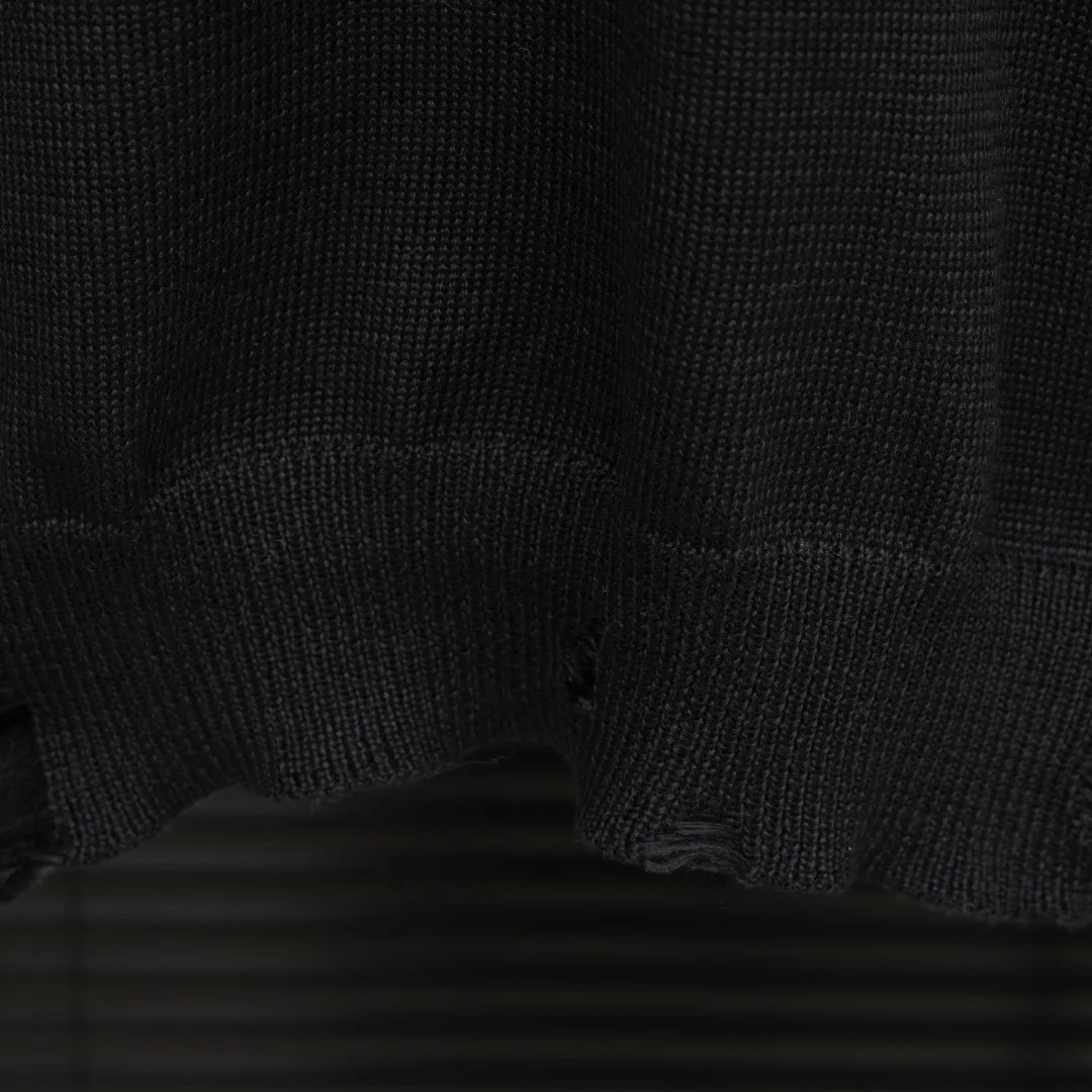 P310 Style: AMIRI distressed knitted hooded long-sleeved sweater Size: S-XXL Fabric: Wool blend Accessories: Full set of customized original accessories No gender distinction, same style for men and women