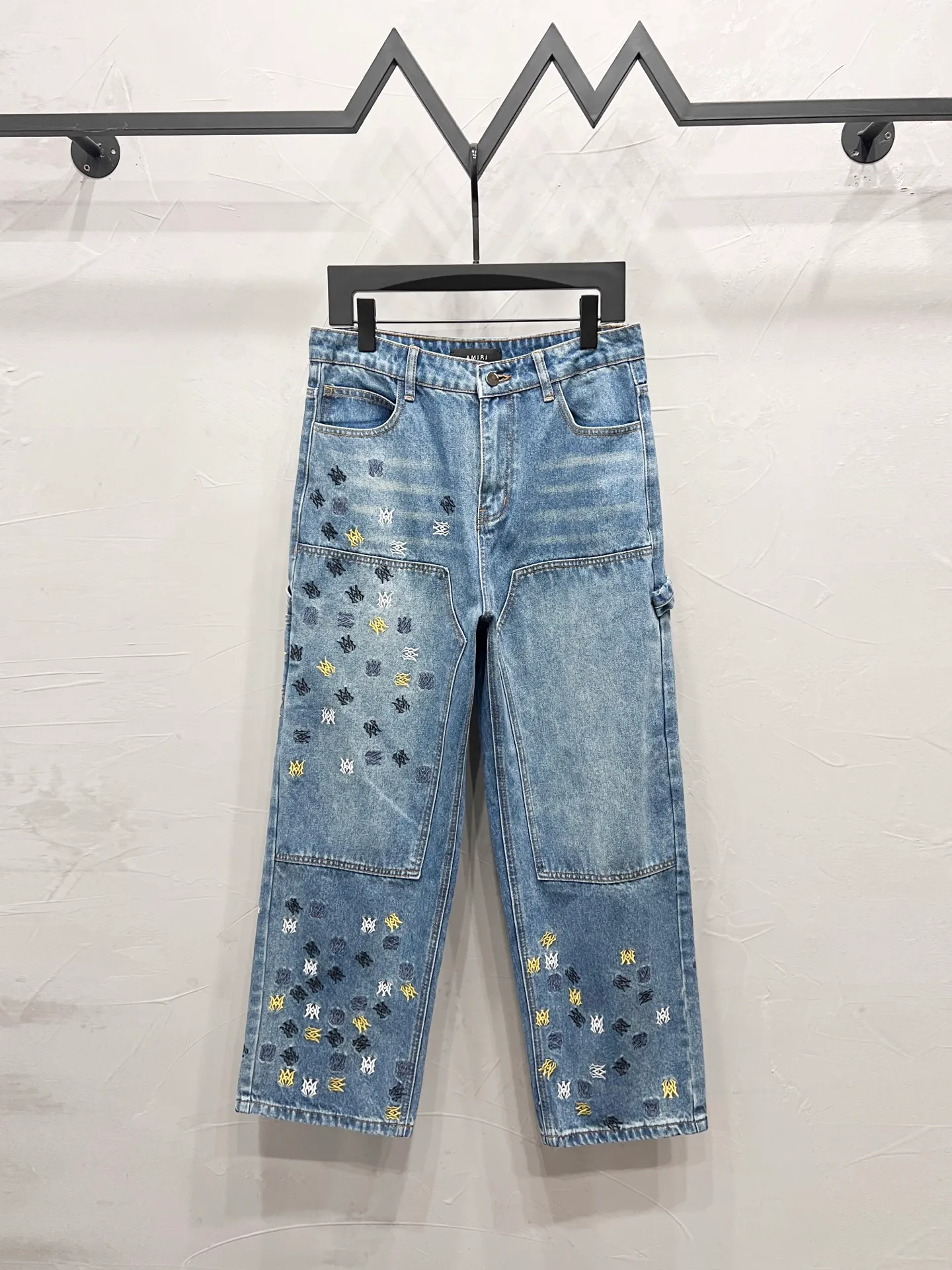 P180 Style number: [M1730] AMIRI SS25 logo appliqué embroidered straight jeans, same style for men and women, top ceiling quality, styles with different wash textures, very friendly to people with thin legs and thick legs, straight and slim fit very flattering leg shape, moderate length that never goes out of style, easy to match with, basic styling for various styles, a must-have in the wardrobe! The fabric is stiff but also makes the upper body soft without losing texture. The washing process is even more perfect. It is a must-have item for everyone! ! ! Washed wheat, hang tag, pants label, three labels complete Color: blue Size: 30, 32, 34, 36
