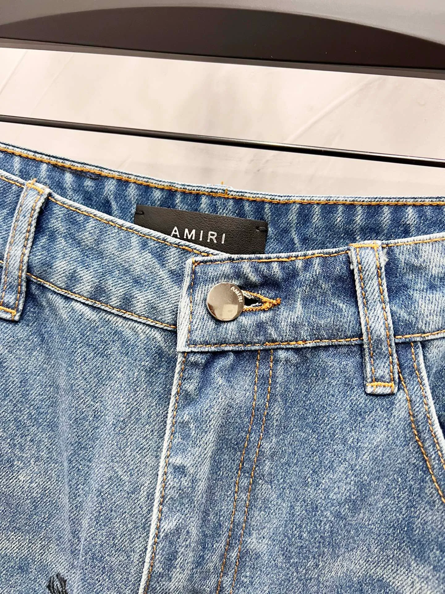 P180 Style number: [M1730] AMIRI SS25 logo appliqué embroidered straight jeans, same style for men and women, top ceiling quality, styles with different wash textures, very friendly to people with thin legs and thick legs, straight and slim fit very flattering leg shape, moderate length that never goes out of style, easy to match with, basic styling for various styles, a must-have in the wardrobe! The fabric is stiff but also makes the upper body soft without losing texture. The washing process is even more perfect. It is a must-have item for everyone! ! ! Washed wheat, hang tag, pants label, three labels complete Color: blue Size: 30, 32, 34, 36