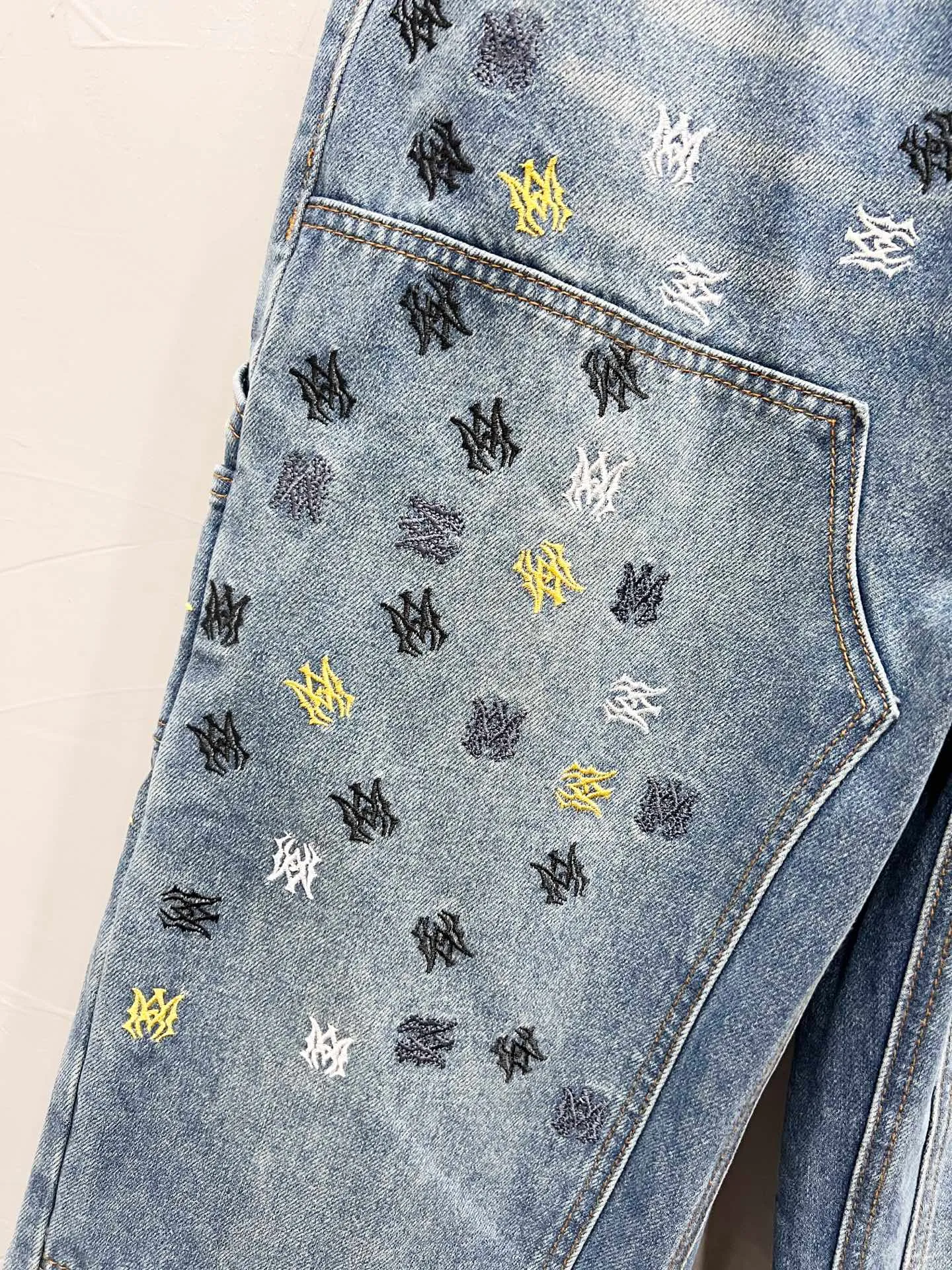 P180 Style number: [M1730] AMIRI SS25 logo appliqué embroidered straight jeans, same style for men and women, top ceiling quality, styles with different wash textures, very friendly to people with thin legs and thick legs, straight and slim fit very flattering leg shape, moderate length that never goes out of style, easy to match with, basic styling for various styles, a must-have in the wardrobe! The fabric is stiff but also makes the upper body soft without losing texture. The washing process is even more perfect. It is a must-have item for everyone! ! ! Washed wheat, hang tag, pants label, three labels complete Color: blue Size: 30, 32, 34, 36