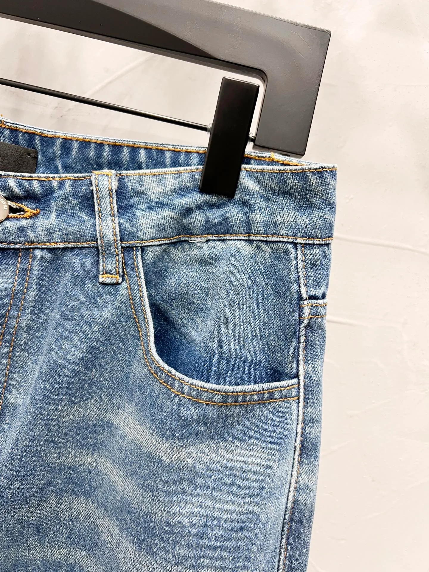 P180 Style number: [M1730] AMIRI SS25 logo appliqué embroidered straight jeans, same style for men and women, top ceiling quality, styles with different wash textures, very friendly to people with thin legs and thick legs, straight and slim fit very flattering leg shape, moderate length that never goes out of style, easy to match with, basic styling for various styles, a must-have in the wardrobe! The fabric is stiff but also makes the upper body soft without losing texture. The washing process is even more perfect. It is a must-have item for everyone! ! ! Washed wheat, hang tag, pants label, three labels complete Color: blue Size: 30, 32, 34, 36