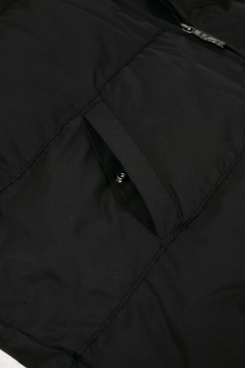 DIOR AND LEWIS HAMILTON JACKET Black technical fabric with removable sleeves This jacket is from the DIOR AND LEWIS HAMILTON limited series. Crafted from black technical fabric and embellished with DIOR AND LEWIS HAMILTON embroidery, the graphic design highlights the iconic Dior signature. With detachable sleeves, it can be worn in two different ways. It can be paired with jeans to create a low-key sporty look. DIOR AND LEWIS HAMILTON Embroidery and zip Knitted collar Detachable sleeves Front and internal flapless pockets Body: 100% nylon, Lining: 100% nylon
