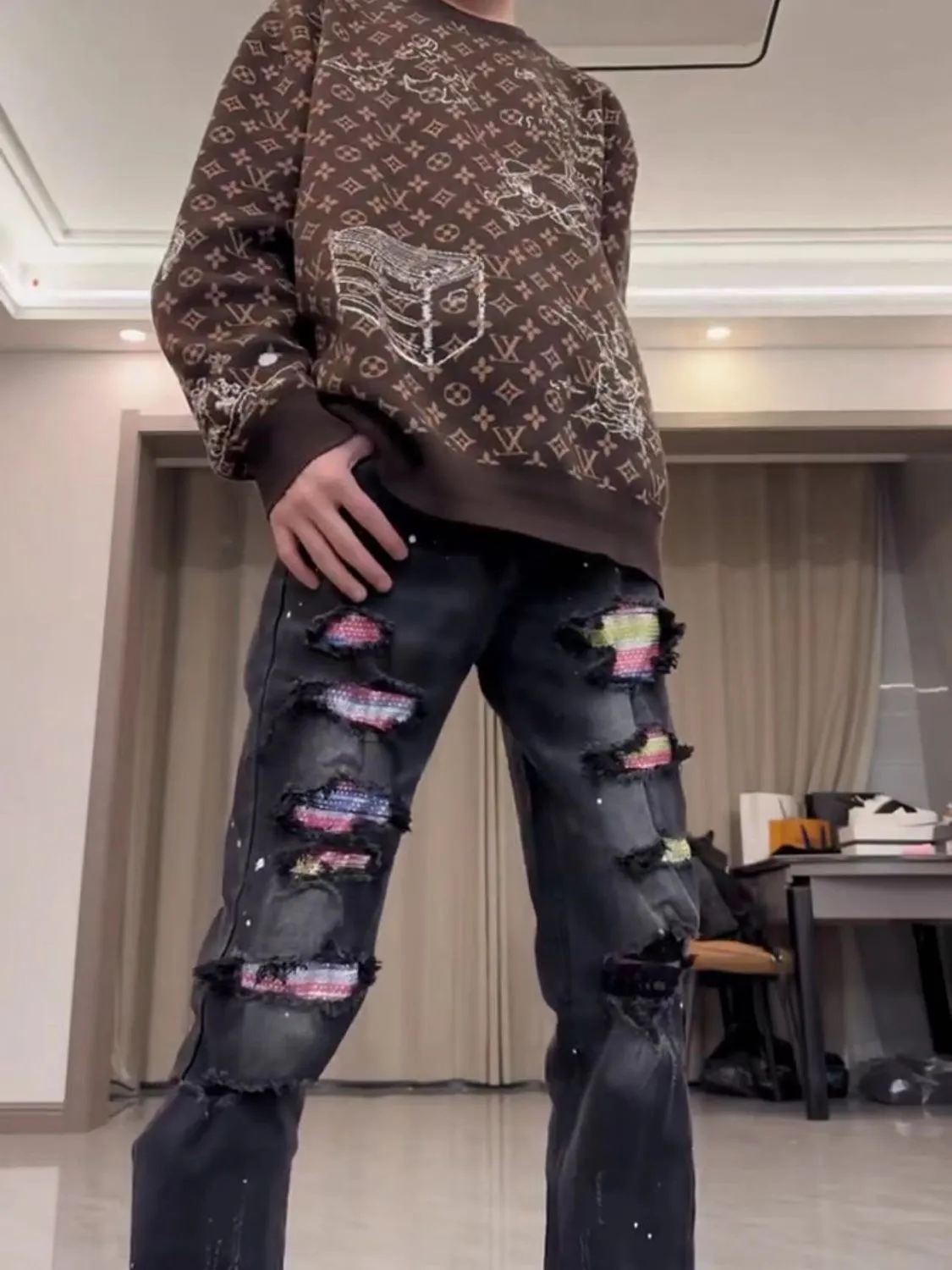 #M64 P168💰 AMIRI patch embroidery jeans trousers AMIRI high street basic ripped tight elastic jeans trousers amiri brand jeans break the production process and cutting of the original jeans, the fabrics are softer and more comfortable Hand-sewn collar label Customized logo buttons Genuine leather tag Color: Picture color Size: 30-32-34-36