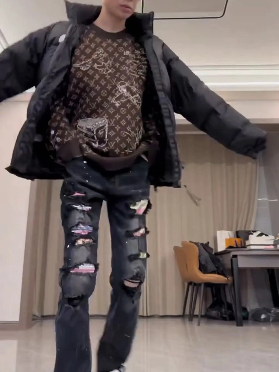 #M64 P168💰 AMIRI patch embroidery jeans trousers AMIRI high street basic ripped tight elastic jeans trousers amiri brand jeans break the production process and cutting of the original jeans, the fabrics are softer and more comfortable Hand-sewn collar label Customized logo buttons Genuine leather tag Color: Picture color Size: 30-32-34-36
