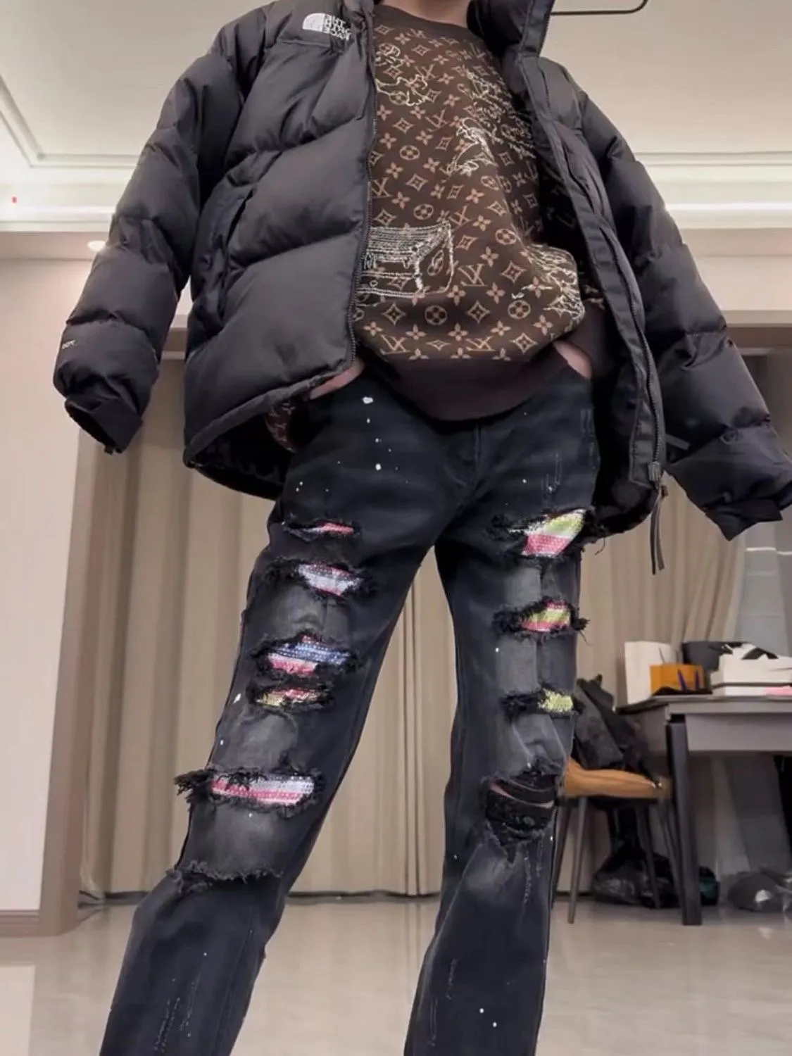 #M64 P168💰 AMIRI patch embroidery jeans trousers AMIRI high street basic ripped tight elastic jeans trousers amiri brand jeans break the production process and cutting of the original jeans, the fabrics are softer and more comfortable Hand-sewn collar label Customized logo buttons Genuine leather tag Color: Picture color Size: 30-32-34-36