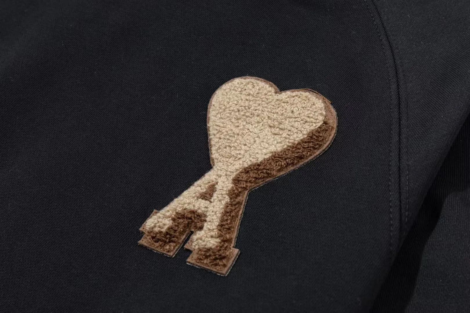 681# AMI PARIS 2025 [New products for autumn and winter] Towel embroidered with big love heart Towel embroidered raglan Round neck pullover sweatshirt Customized 360g pure cotton fabric YP replica New main wheat Washable wheat QR code can be scanned Same style for men and women Color: black Size: S-XL