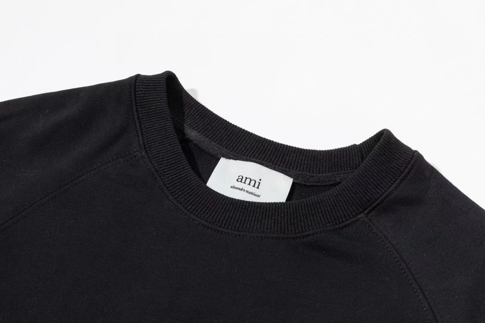 681# AMI PARIS 2025 [New products for autumn and winter] Towel embroidered with big love heart Towel embroidered raglan Round neck pullover sweatshirt Customized 360g pure cotton fabric YP replica New main wheat Washable wheat QR code can be scanned Same style for men and women Color: black Size: S-XL
