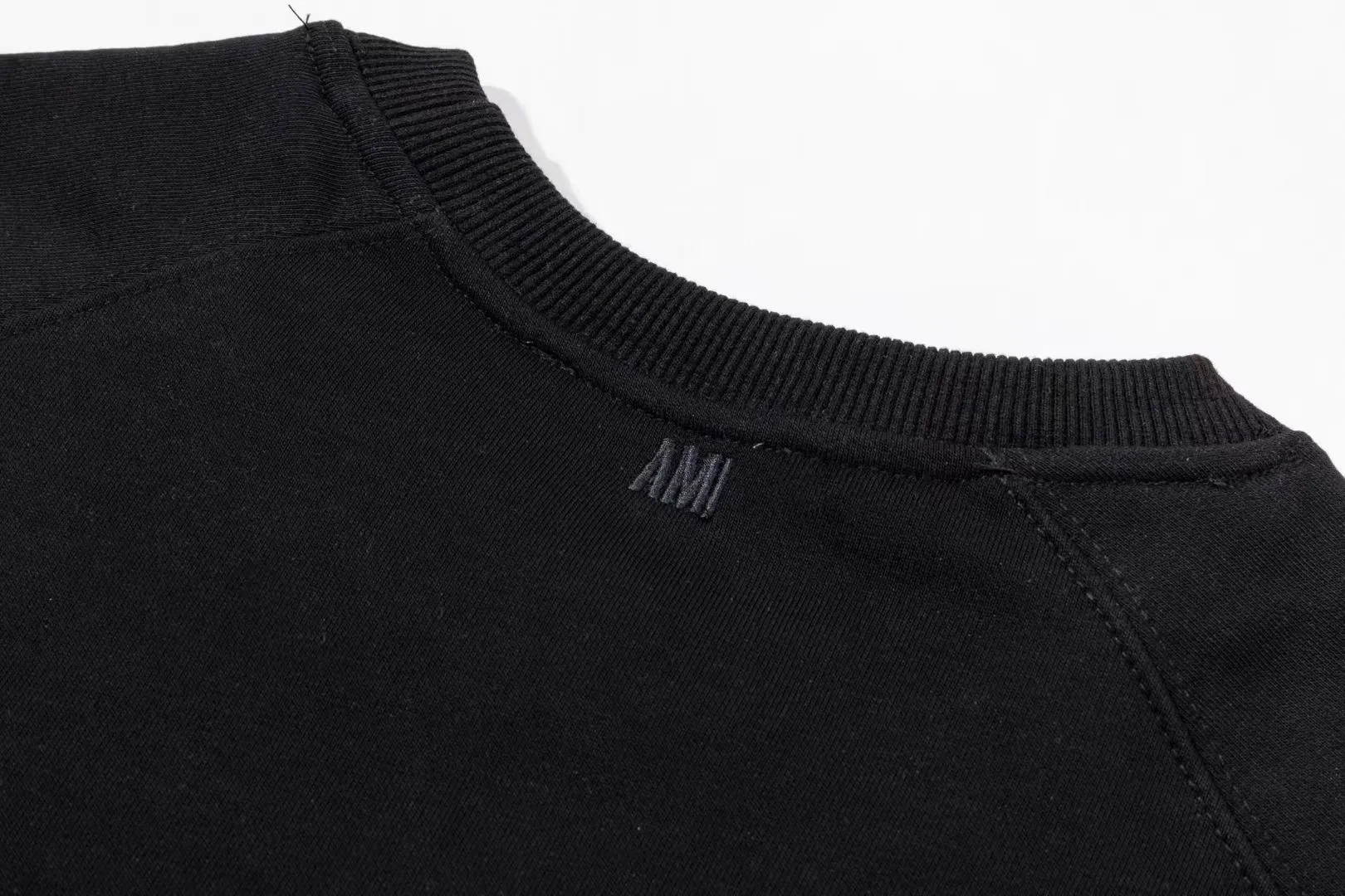681# AMI PARIS 2025 [New products for autumn and winter] Towel embroidered with big love heart Towel embroidered raglan Round neck pullover sweatshirt Customized 360g pure cotton fabric YP replica New main wheat Washable wheat QR code can be scanned Same style for men and women Color: black Size: S-XL