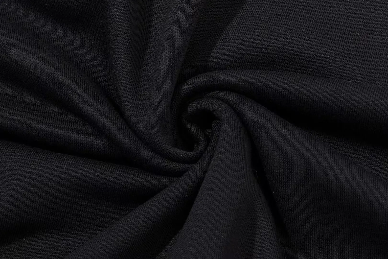 681# AMI PARIS 2025 [New products for autumn and winter] Towel embroidered with big love heart Towel embroidered raglan Round neck pullover sweatshirt Customized 360g pure cotton fabric YP replica New main wheat Washable wheat QR code can be scanned Same style for men and women Color: black Size: S-XL
