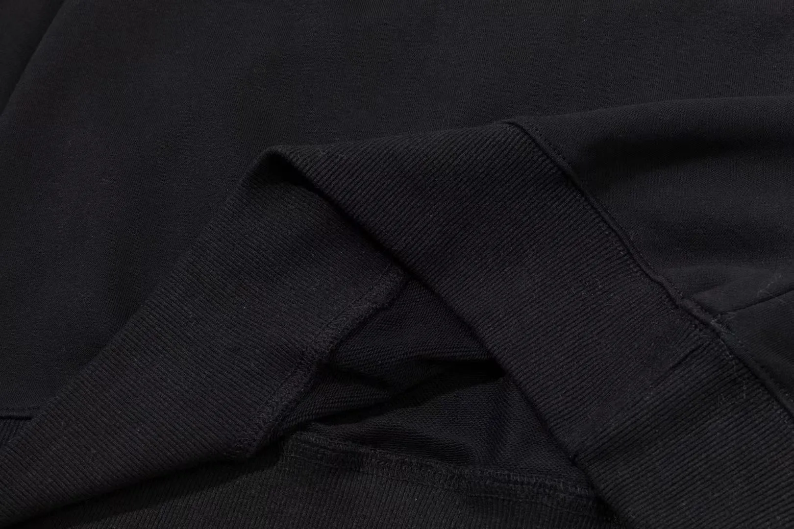 681# AMI PARIS 2025 [New products for autumn and winter] Towel embroidered with big love heart Towel embroidered raglan Round neck pullover sweatshirt Customized 360g pure cotton fabric YP replica New main wheat Washable wheat QR code can be scanned Same style for men and women Color: black Size: S-XL