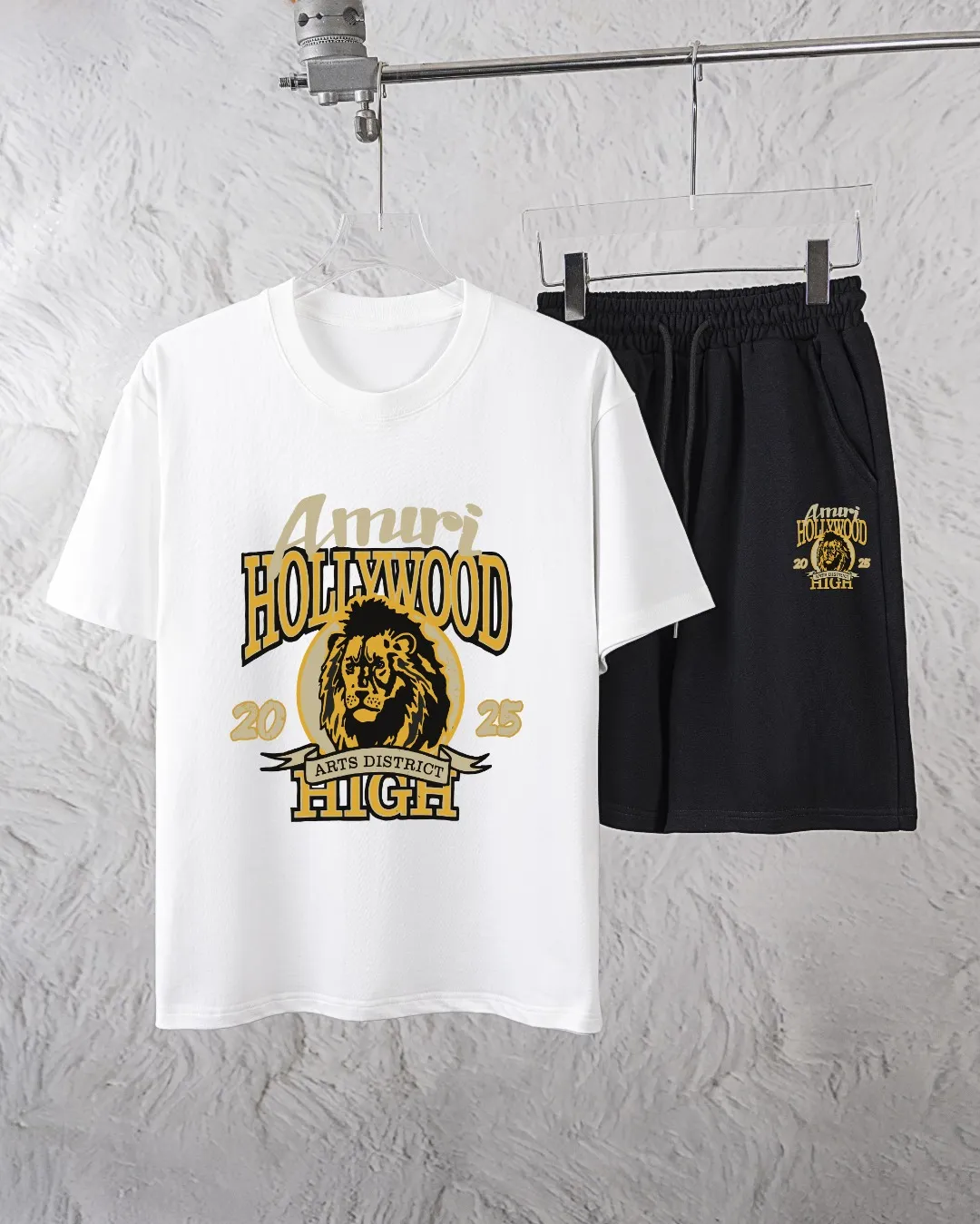 P280 AMIRI exclusively provides new trendy men’s fashionable round neck short-sleeved shorts suits, trendy and fashionable casual short-sleeved suits! It has high breathability and comfort, impeccable details, and brand element design concept, reflecting high quality. It presents a casual cut and the upper body shape is great! Material: 250g Xinjiang long-staple cotton short sleeves + 360g pure cotton terry shorts Size: S M L Due to manual measurement, there is a deviation of about 1-3CM in size.
