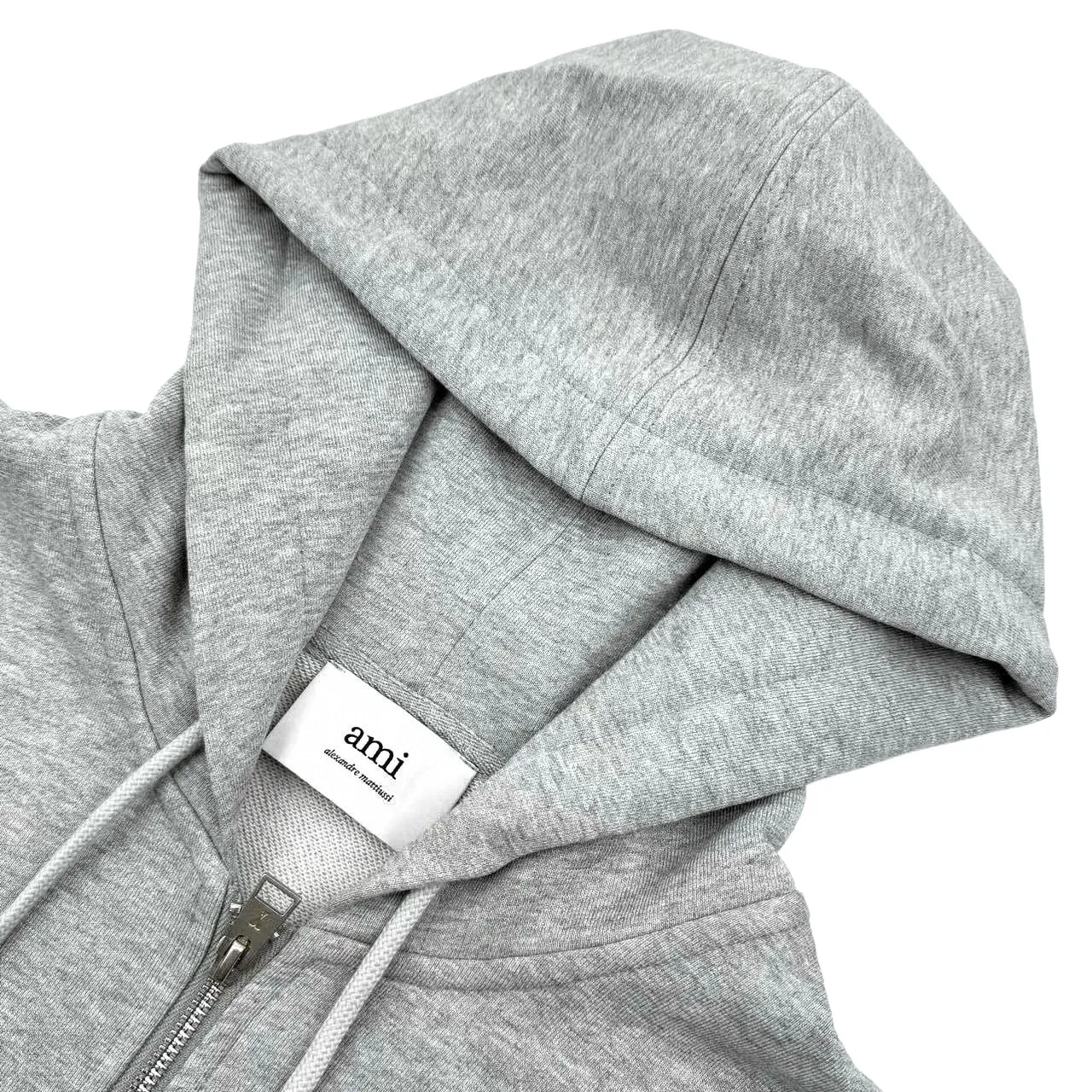 🅿️480 [Exclusive supply] Ami love embroidered hooded jacket (grey). Original purchase and development of 3,400 yuan. The fabric is made of custom-made mercerized cotton. It feels delicate and comfortable to the skin. It is based on matte gray. It comes with a soft light filter. The black silk thread dances on the chest with love embroidery. It is low-key and powerful. The French romantic code is engraved. It is the ultimate simplification of color. It also conveys the love and persistence of life. Use simplicity to control complexity, outline the silhouette with freedom, and use imported machine embroidery technology. Use advanced computer control systems and precision mechanical components to realize Ami love embroidery operations with high precision. The lines are smooth and delicate, and the fabrics have been washed. It has a better hand feel and texture. It is not easy to deform, not easy to shrink, not easy to fade, and maintains long-term beauty. Size:S-M-L-XL