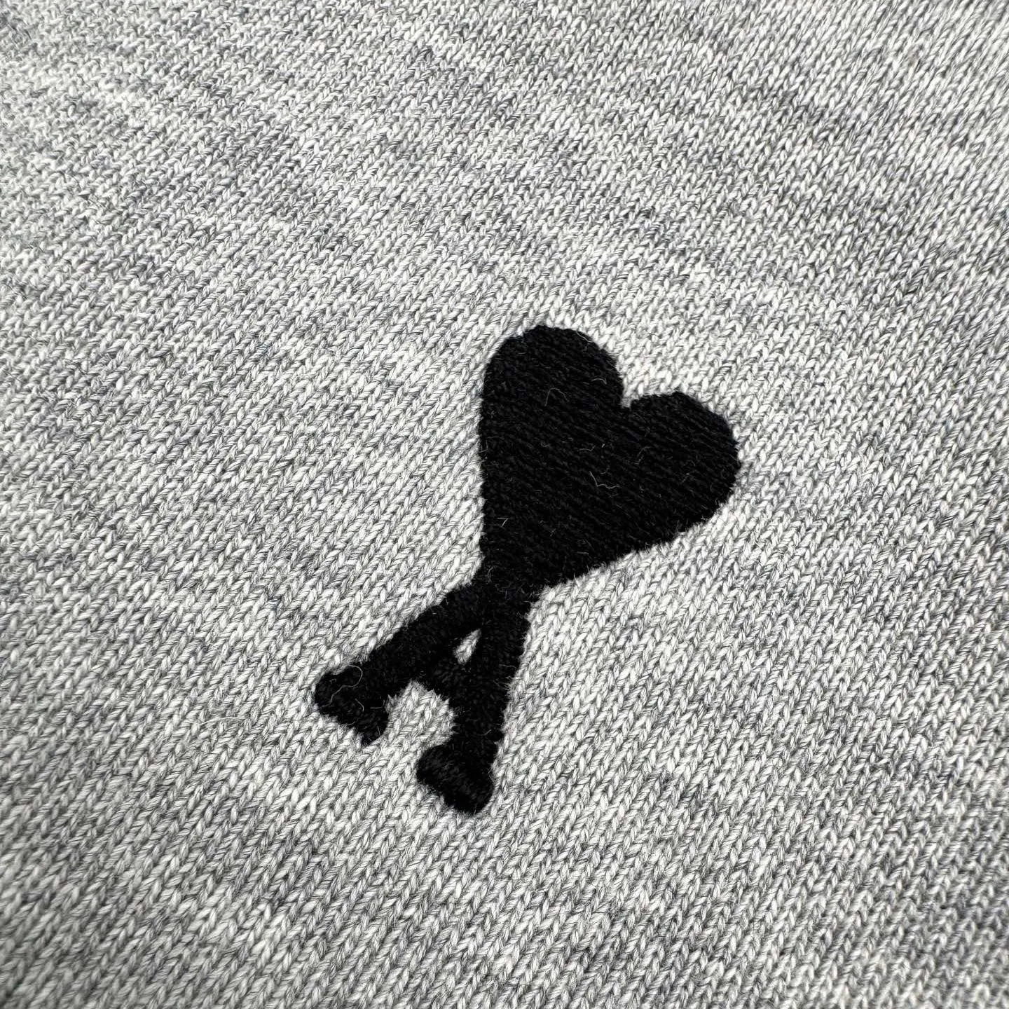 🅿️480 [Exclusive supply] Ami love embroidered hooded jacket (grey). Original purchase and development of 3,400 yuan. The fabric is made of custom-made mercerized cotton. It feels delicate and comfortable to the skin. It is based on matte gray. It comes with a soft light filter. The black silk thread dances on the chest with love embroidery. It is low-key and powerful. The French romantic code is engraved. It is the ultimate simplification of color. It also conveys the love and persistence of life. Use simplicity to control complexity, outline the silhouette with freedom, and use imported machine embroidery technology. Use advanced computer control systems and precision mechanical components to realize Ami love embroidery operations with high precision. The lines are smooth and delicate, and the fabrics have been washed. It has a better hand feel and texture. It is not easy to deform, not easy to shrink, not easy to fade, and maintains long-term beauty. Size:S-M-L-XL