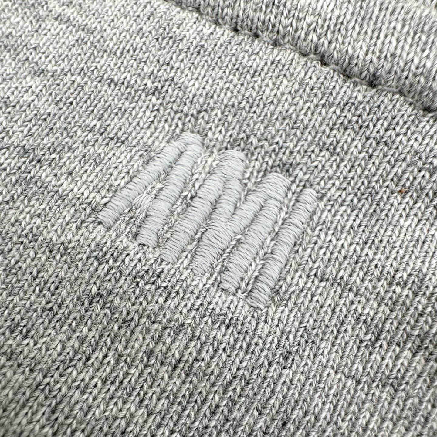 🅿️480 [Exclusive supply] Ami love embroidered hooded jacket (grey). Original purchase and development of 3,400 yuan. The fabric is made of custom-made mercerized cotton. It feels delicate and comfortable to the skin. It is based on matte gray. It comes with a soft light filter. The black silk thread dances on the chest with love embroidery. It is low-key and powerful. The French romantic code is engraved. It is the ultimate simplification of color. It also conveys the love and persistence of life. Use simplicity to control complexity, outline the silhouette with freedom, and use imported machine embroidery technology. Use advanced computer control systems and precision mechanical components to realize Ami love embroidery operations with high precision. The lines are smooth and delicate, and the fabrics have been washed. It has a better hand feel and texture. It is not easy to deform, not easy to shrink, not easy to fade, and maintains long-term beauty. Size:S-M-L-XL