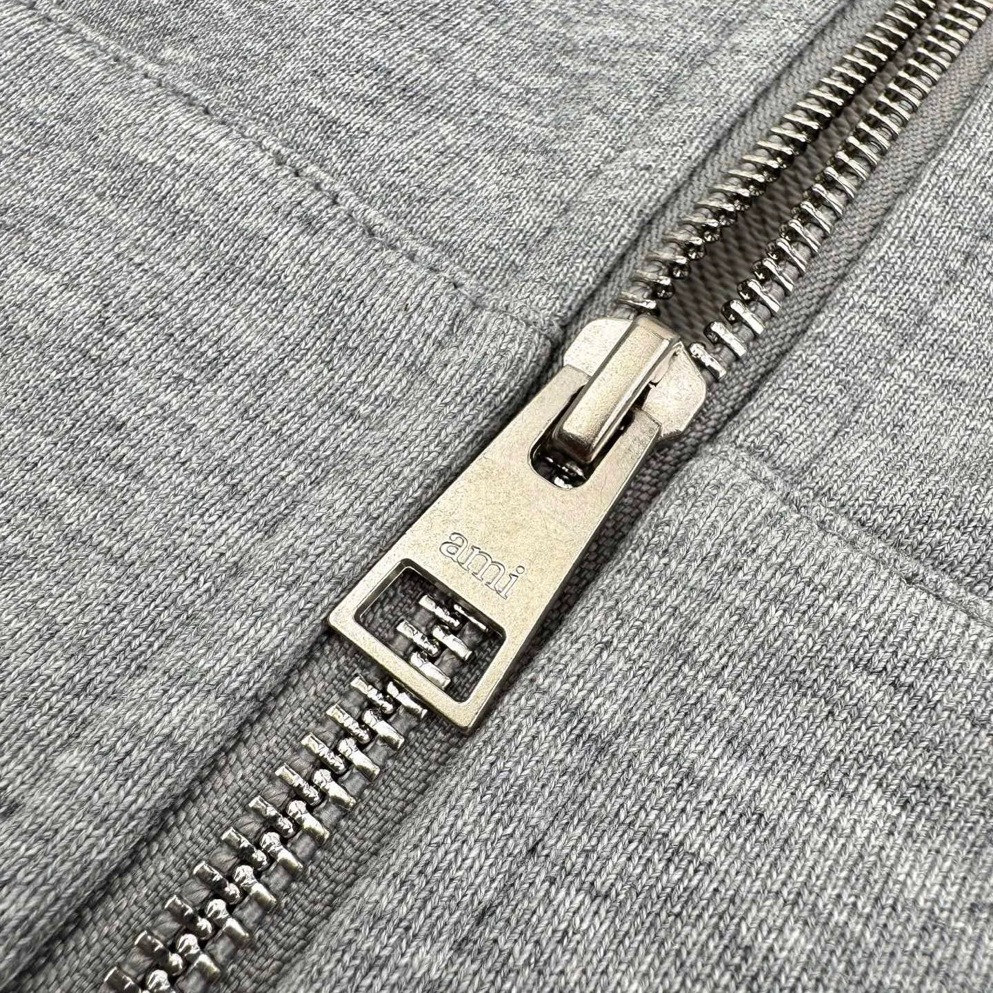 🅿️480 [Exclusive supply] Ami love embroidered hooded jacket (grey). Original purchase and development of 3,400 yuan. The fabric is made of custom-made mercerized cotton. It feels delicate and comfortable to the skin. It is based on matte gray. It comes with a soft light filter. The black silk thread dances on the chest with love embroidery. It is low-key and powerful. The French romantic code is engraved. It is the ultimate simplification of color. It also conveys the love and persistence of life. Use simplicity to control complexity, outline the silhouette with freedom, and use imported machine embroidery technology. Use advanced computer control systems and precision mechanical components to realize Ami love embroidery operations with high precision. The lines are smooth and delicate, and the fabrics have been washed. It has a better hand feel and texture. It is not easy to deform, not easy to shrink, not easy to fade, and maintains long-term beauty. Size:S-M-L-XL