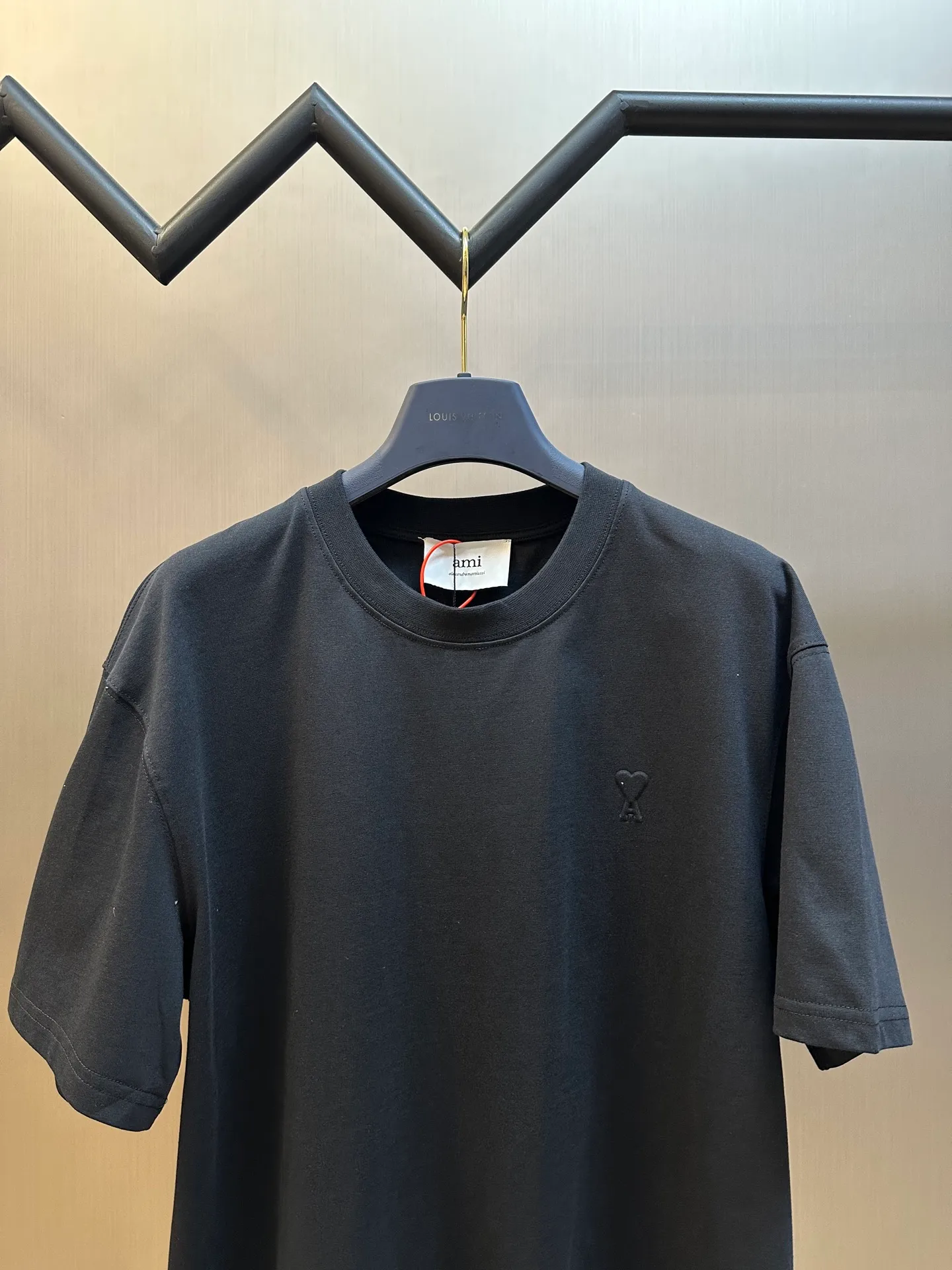 🅿️250 Ami Paris love embossed short-sleeve, custom-made brocade cotton, with a homogeneous three-dimensional love heart on the chest, complementing the AMI embroidery on the back to increase brand recognition. It is the ultimate simplification of color, and it also conveys the love and persistence of life.  High-temperature three-dimensional embossing, through precise control of temperature and pressure, the fiber chains will rearrange to form a three-dimensional concave and convex pattern, showing a unique three-dimensional love effect.  Using imported machine embroidery technology, advanced computer control systems and precision mechanical components are used to realize Ami embroidery operations.  size：s m l xl
