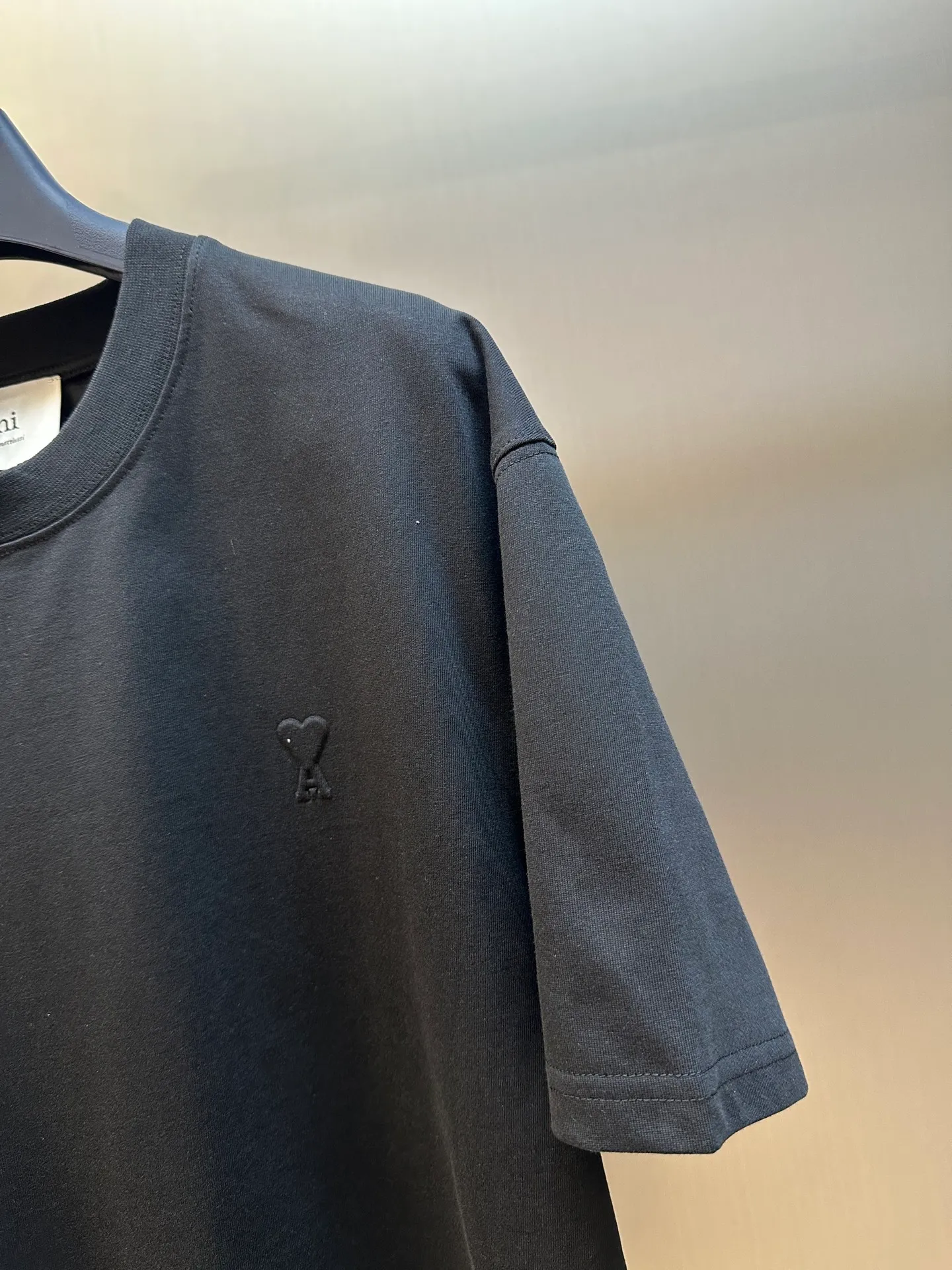 🅿️250 Ami Paris love embossed short-sleeve, custom-made brocade cotton, with a homogeneous three-dimensional love heart on the chest, complementing the AMI embroidery on the back to increase brand recognition. It is the ultimate simplification of color, and it also conveys the love and persistence of life.  High-temperature three-dimensional embossing, through precise control of temperature and pressure, the fiber chains will rearrange to form a three-dimensional concave and convex pattern, showing a unique three-dimensional love effect.  Using imported machine embroidery technology, advanced computer control systems and precision mechanical components are used to realize Ami embroidery operations.  size：s m l xl