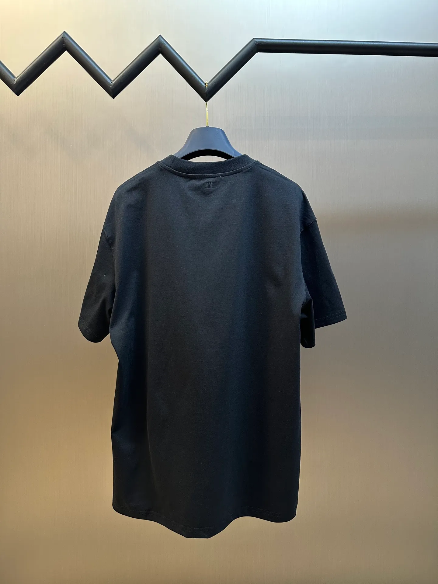 🅿️250 Ami Paris love embossed short-sleeve, custom-made brocade cotton, with a homogeneous three-dimensional love heart on the chest, complementing the AMI embroidery on the back to increase brand recognition. It is the ultimate simplification of color, and it also conveys the love and persistence of life.  High-temperature three-dimensional embossing, through precise control of temperature and pressure, the fiber chains will rearrange to form a three-dimensional concave and convex pattern, showing a unique three-dimensional love effect.  Using imported machine embroidery technology, advanced computer control systems and precision mechanical components are used to realize Ami embroidery operations.  size：s m l xl