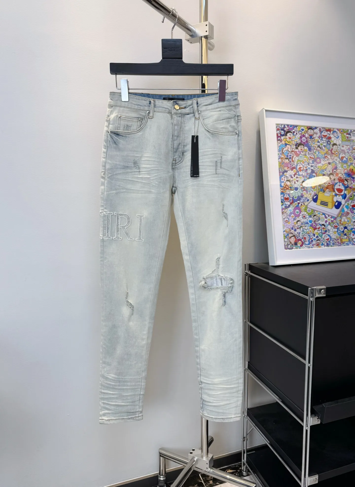 P290 Top model number: D209 Non-market Amiri hot-drilled patched ripped high-street slim jeans • amiri is transliterated as Emil, which is the name of the founder. Mike Amiri, the founder of amiri, grew up in Los Angeles, USA. He was influenced by local street culture and Punk Rock since he was a child, so he founded the amiri brand named after himself. A variety of trendy clothing meets the needs of different fashion players. Amiri clothing has novel and unique styles and is a well-known street brand in the United States. The styles and styles of many clothes are loved by many street photographers. The various clothing styles meet the dressing needs of different people, show their unique temperament, and show the trend of dressing. amiri's jeans are relatively famous. Not only do they have many styles, but the quality of the jeans is also very good. Many celebrities have also worn amiri brand jeans.  The jeans of the amiri brand break through the production process and cutting of the original jeans. The fabrics are relatively soft and comfortable, and are not as hard as some jeans, which can irritate the skin and cause the skin to bleed when worn. Los Angeles trendy brand Amiri's jeans are made with great detail from tailoring to texture, adding wrinkles, bullet holes, damage and other details to add to the trendiness of the jeans. You can choose the style that suits you according to your own needs. Only when you wear a suitable style can you have a certain sense of fashion.  In recent years, high street has become a word that appears more and more frequently in men's clothing. High street style has also become an important direction for everyone's matching. High street-related items basically cannot avoid oversize or drop-shoulder tops. The lower body is matched with trackpants or tight-fitting denim. In my opinion, the most representative one may be denim. What I bring to you today is the MX1 hot-drilled patch denim worn by many Internet celebrities. It is made by a large washing factory in Guangzhou. The front and back have frayed trouser legs and holes. Full of high-end sense. Knee part damage design with leather patchwork design. Already used as facade design. Leather waist nameplate. Customized crotch placket hardware. Engraving mold opening. The focus of this style is not on washing, but on the shape and version of the damage. The secret lies in the craftsmanship of the master. Later, the cost of fraying, horse cutting, knife cutting, etc. These hand-made products are far beyond comparison with assembly line products.  Color: Picture color Size: 30-31-32-33-34-36