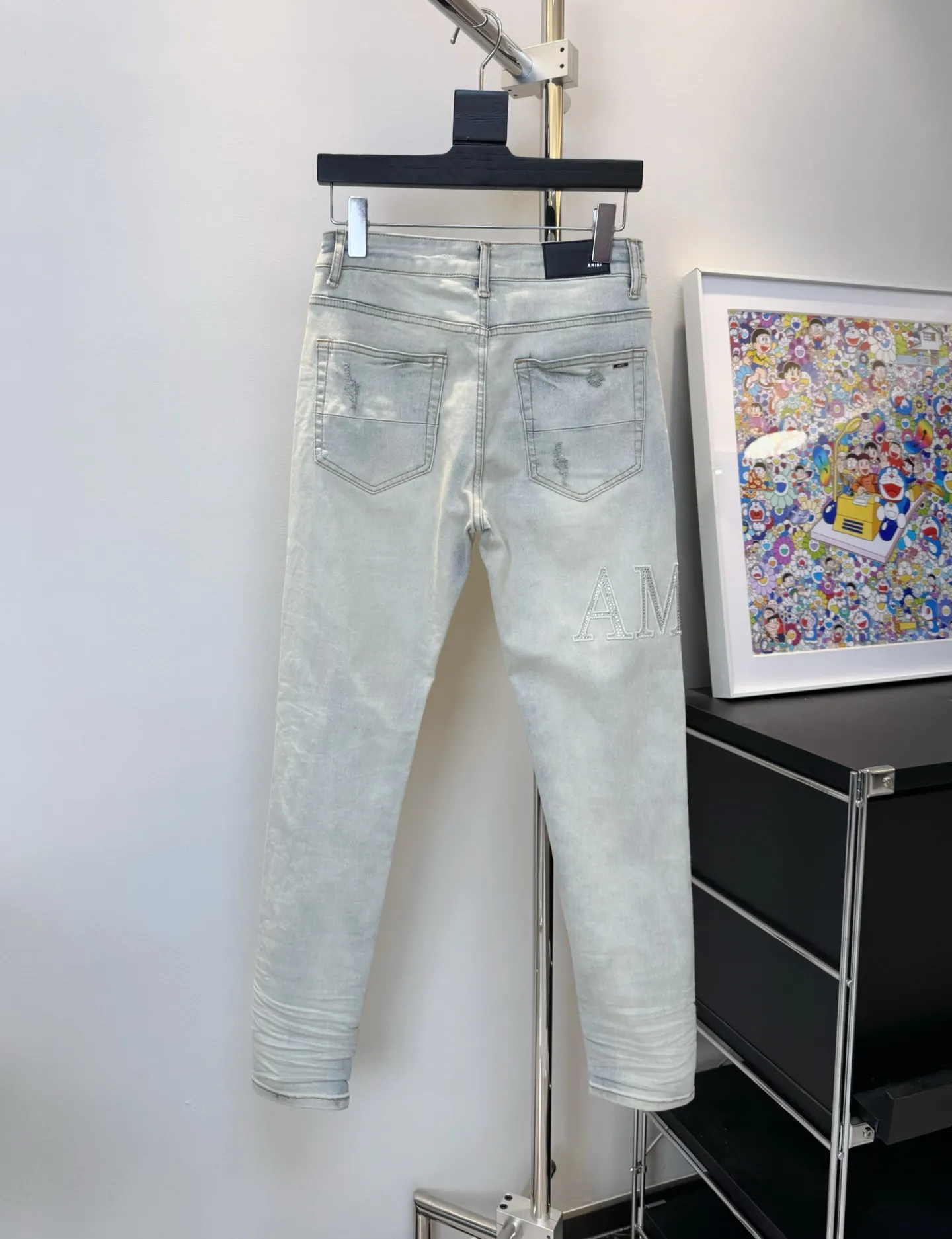 P290 Top model number: D209 Non-market Amiri hot-drilled patched ripped high-street slim jeans • amiri is transliterated as Emil, which is the name of the founder. Mike Amiri, the founder of amiri, grew up in Los Angeles, USA. He was influenced by local street culture and Punk Rock since he was a child, so he founded the amiri brand named after himself. A variety of trendy clothing meets the needs of different fashion players. Amiri clothing has novel and unique styles and is a well-known street brand in the United States. The styles and styles of many clothes are loved by many street photographers. The various clothing styles meet the dressing needs of different people, show their unique temperament, and show the trend of dressing. amiri's jeans are relatively famous. Not only do they have many styles, but the quality of the jeans is also very good. Many celebrities have also worn amiri brand jeans.  The jeans of the amiri brand break through the production process and cutting of the original jeans. The fabrics are relatively soft and comfortable, and are not as hard as some jeans, which can irritate the skin and cause the skin to bleed when worn. Los Angeles trendy brand Amiri's jeans are made with great detail from tailoring to texture, adding wrinkles, bullet holes, damage and other details to add to the trendiness of the jeans. You can choose the style that suits you according to your own needs. Only when you wear a suitable style can you have a certain sense of fashion.  In recent years, high street has become a word that appears more and more frequently in men's clothing. High street style has also become an important direction for everyone's matching. High street-related items basically cannot avoid oversize or drop-shoulder tops. The lower body is matched with trackpants or tight-fitting denim. In my opinion, the most representative one may be denim. What I bring to you today is the MX1 hot-drilled patch denim worn by many Internet celebrities. It is made by a large washing factory in Guangzhou. The front and back have frayed trouser legs and holes. Full of high-end sense. Knee part damage design with leather patchwork design. Already used as facade design. Leather waist nameplate. Customized crotch placket hardware. Engraving mold opening. The focus of this style is not on washing, but on the shape and version of the damage. The secret lies in the craftsmanship of the master. Later, the cost of fraying, horse cutting, knife cutting, etc. These hand-made products are far beyond comparison with assembly line products.  Color: Picture color Size: 30-31-32-33-34-36