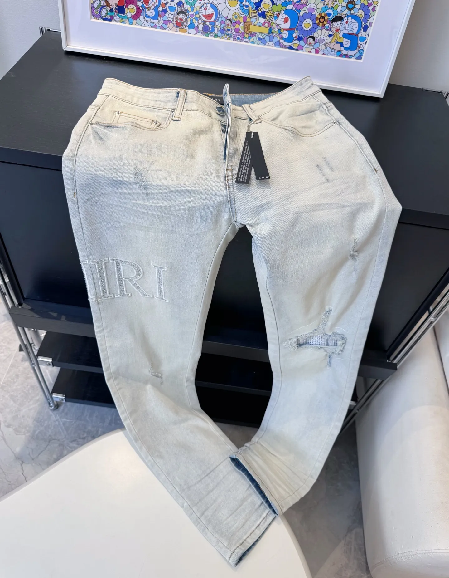 P290 Top model number: D209 Non-market Amiri hot-drilled patched ripped high-street slim jeans • amiri is transliterated as Emil, which is the name of the founder. Mike Amiri, the founder of amiri, grew up in Los Angeles, USA. He was influenced by local street culture and Punk Rock since he was a child, so he founded the amiri brand named after himself. A variety of trendy clothing meets the needs of different fashion players. Amiri clothing has novel and unique styles and is a well-known street brand in the United States. The styles and styles of many clothes are loved by many street photographers. The various clothing styles meet the dressing needs of different people, show their unique temperament, and show the trend of dressing. amiri's jeans are relatively famous. Not only do they have many styles, but the quality of the jeans is also very good. Many celebrities have also worn amiri brand jeans.  The jeans of the amiri brand break through the production process and cutting of the original jeans. The fabrics are relatively soft and comfortable, and are not as hard as some jeans, which can irritate the skin and cause the skin to bleed when worn. Los Angeles trendy brand Amiri's jeans are made with great detail from tailoring to texture, adding wrinkles, bullet holes, damage and other details to add to the trendiness of the jeans. You can choose the style that suits you according to your own needs. Only when you wear a suitable style can you have a certain sense of fashion.  In recent years, high street has become a word that appears more and more frequently in men's clothing. High street style has also become an important direction for everyone's matching. High street-related items basically cannot avoid oversize or drop-shoulder tops. The lower body is matched with trackpants or tight-fitting denim. In my opinion, the most representative one may be denim. What I bring to you today is the MX1 hot-drilled patch denim worn by many Internet celebrities. It is made by a large washing factory in Guangzhou. The front and back have frayed trouser legs and holes. Full of high-end sense. Knee part damage design with leather patchwork design. Already used as facade design. Leather waist nameplate. Customized crotch placket hardware. Engraving mold opening. The focus of this style is not on washing, but on the shape and version of the damage. The secret lies in the craftsmanship of the master. Later, the cost of fraying, horse cutting, knife cutting, etc. These hand-made products are far beyond comparison with assembly line products.  Color: Picture color Size: 30-31-32-33-34-36