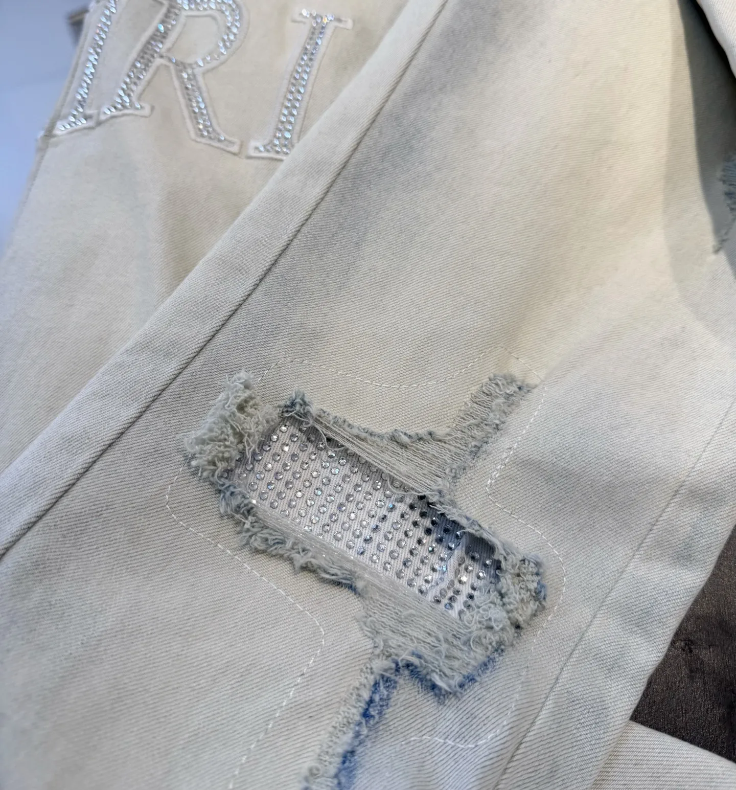P290 Top model number: D209 Non-market Amiri hot-drilled patched ripped high-street slim jeans • amiri is transliterated as Emil, which is the name of the founder. Mike Amiri, the founder of amiri, grew up in Los Angeles, USA. He was influenced by local street culture and Punk Rock since he was a child, so he founded the amiri brand named after himself. A variety of trendy clothing meets the needs of different fashion players. Amiri clothing has novel and unique styles and is a well-known street brand in the United States. The styles and styles of many clothes are loved by many street photographers. The various clothing styles meet the dressing needs of different people, show their unique temperament, and show the trend of dressing. amiri's jeans are relatively famous. Not only do they have many styles, but the quality of the jeans is also very good. Many celebrities have also worn amiri brand jeans.  The jeans of the amiri brand break through the production process and cutting of the original jeans. The fabrics are relatively soft and comfortable, and are not as hard as some jeans, which can irritate the skin and cause the skin to bleed when worn. Los Angeles trendy brand Amiri's jeans are made with great detail from tailoring to texture, adding wrinkles, bullet holes, damage and other details to add to the trendiness of the jeans. You can choose the style that suits you according to your own needs. Only when you wear a suitable style can you have a certain sense of fashion.  In recent years, high street has become a word that appears more and more frequently in men's clothing. High street style has also become an important direction for everyone's matching. High street-related items basically cannot avoid oversize or drop-shoulder tops. The lower body is matched with trackpants or tight-fitting denim. In my opinion, the most representative one may be denim. What I bring to you today is the MX1 hot-drilled patch denim worn by many Internet celebrities. It is made by a large washing factory in Guangzhou. The front and back have frayed trouser legs and holes. Full of high-end sense. Knee part damage design with leather patchwork design. Already used as facade design. Leather waist nameplate. Customized crotch placket hardware. Engraving mold opening. The focus of this style is not on washing, but on the shape and version of the damage. The secret lies in the craftsmanship of the master. Later, the cost of fraying, horse cutting, knife cutting, etc. These hand-made products are far beyond comparison with assembly line products.  Color: Picture color Size: 30-31-32-33-34-36