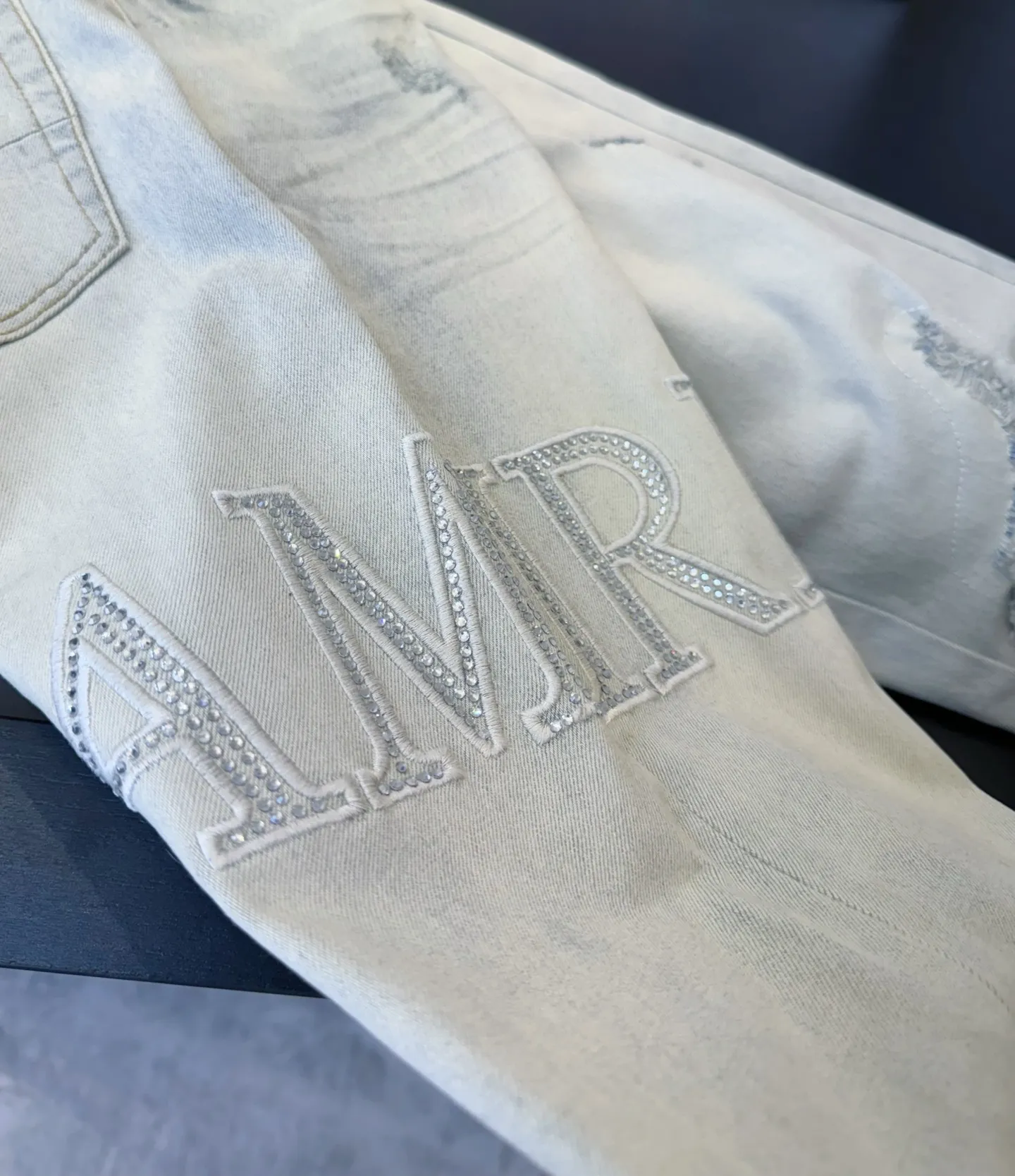 P290 Top model number: D209 Non-market Amiri hot-drilled patched ripped high-street slim jeans • amiri is transliterated as Emil, which is the name of the founder. Mike Amiri, the founder of amiri, grew up in Los Angeles, USA. He was influenced by local street culture and Punk Rock since he was a child, so he founded the amiri brand named after himself. A variety of trendy clothing meets the needs of different fashion players. Amiri clothing has novel and unique styles and is a well-known street brand in the United States. The styles and styles of many clothes are loved by many street photographers. The various clothing styles meet the dressing needs of different people, show their unique temperament, and show the trend of dressing. amiri's jeans are relatively famous. Not only do they have many styles, but the quality of the jeans is also very good. Many celebrities have also worn amiri brand jeans.  The jeans of the amiri brand break through the production process and cutting of the original jeans. The fabrics are relatively soft and comfortable, and are not as hard as some jeans, which can irritate the skin and cause the skin to bleed when worn. Los Angeles trendy brand Amiri's jeans are made with great detail from tailoring to texture, adding wrinkles, bullet holes, damage and other details to add to the trendiness of the jeans. You can choose the style that suits you according to your own needs. Only when you wear a suitable style can you have a certain sense of fashion.  In recent years, high street has become a word that appears more and more frequently in men's clothing. High street style has also become an important direction for everyone's matching. High street-related items basically cannot avoid oversize or drop-shoulder tops. The lower body is matched with trackpants or tight-fitting denim. In my opinion, the most representative one may be denim. What I bring to you today is the MX1 hot-drilled patch denim worn by many Internet celebrities. It is made by a large washing factory in Guangzhou. The front and back have frayed trouser legs and holes. Full of high-end sense. Knee part damage design with leather patchwork design. Already used as facade design. Leather waist nameplate. Customized crotch placket hardware. Engraving mold opening. The focus of this style is not on washing, but on the shape and version of the damage. The secret lies in the craftsmanship of the master. Later, the cost of fraying, horse cutting, knife cutting, etc. These hand-made products are far beyond comparison with assembly line products.  Color: Picture color Size: 30-31-32-33-34-36