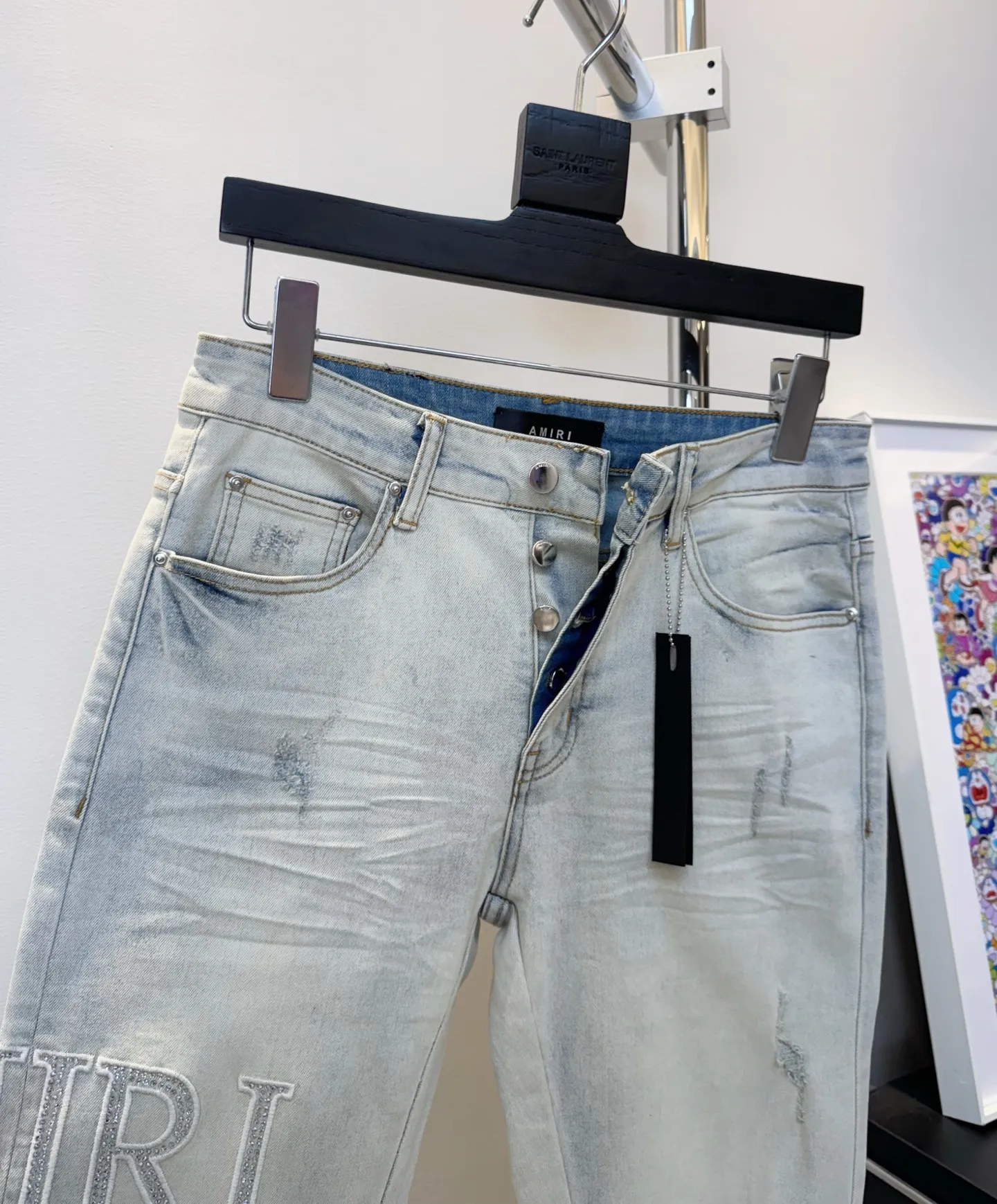 P290 Top model number: D209 Non-market Amiri hot-drilled patched ripped high-street slim jeans • amiri is transliterated as Emil, which is the name of the founder. Mike Amiri, the founder of amiri, grew up in Los Angeles, USA. He was influenced by local street culture and Punk Rock since he was a child, so he founded the amiri brand named after himself. A variety of trendy clothing meets the needs of different fashion players. Amiri clothing has novel and unique styles and is a well-known street brand in the United States. The styles and styles of many clothes are loved by many street photographers. The various clothing styles meet the dressing needs of different people, show their unique temperament, and show the trend of dressing. amiri's jeans are relatively famous. Not only do they have many styles, but the quality of the jeans is also very good. Many celebrities have also worn amiri brand jeans.  The jeans of the amiri brand break through the production process and cutting of the original jeans. The fabrics are relatively soft and comfortable, and are not as hard as some jeans, which can irritate the skin and cause the skin to bleed when worn. Los Angeles trendy brand Amiri's jeans are made with great detail from tailoring to texture, adding wrinkles, bullet holes, damage and other details to add to the trendiness of the jeans. You can choose the style that suits you according to your own needs. Only when you wear a suitable style can you have a certain sense of fashion.  In recent years, high street has become a word that appears more and more frequently in men's clothing. High street style has also become an important direction for everyone's matching. High street-related items basically cannot avoid oversize or drop-shoulder tops. The lower body is matched with trackpants or tight-fitting denim. In my opinion, the most representative one may be denim. What I bring to you today is the MX1 hot-drilled patch denim worn by many Internet celebrities. It is made by a large washing factory in Guangzhou. The front and back have frayed trouser legs and holes. Full of high-end sense. Knee part damage design with leather patchwork design. Already used as facade design. Leather waist nameplate. Customized crotch placket hardware. Engraving mold opening. The focus of this style is not on washing, but on the shape and version of the damage. The secret lies in the craftsmanship of the master. Later, the cost of fraying, horse cutting, knife cutting, etc. These hand-made products are far beyond comparison with assembly line products.  Color: Picture color Size: 30-31-32-33-34-36