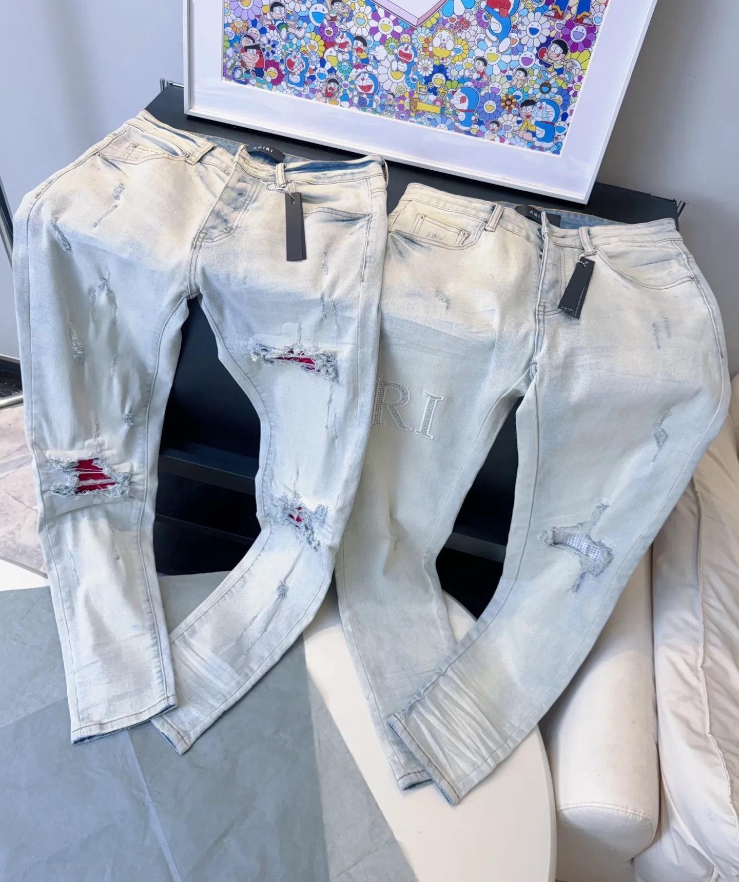 P290 Top model number: D209 Non-market Amiri hot-drilled patched ripped high-street slim jeans • amiri is transliterated as Emil, which is the name of the founder. Mike Amiri, the founder of amiri, grew up in Los Angeles, USA. He was influenced by local street culture and Punk Rock since he was a child, so he founded the amiri brand named after himself. A variety of trendy clothing meets the needs of different fashion players. Amiri clothing has novel and unique styles and is a well-known street brand in the United States. The styles and styles of many clothes are loved by many street photographers. The various clothing styles meet the dressing needs of different people, show their unique temperament, and show the trend of dressing. amiri's jeans are relatively famous. Not only do they have many styles, but the quality of the jeans is also very good. Many celebrities have also worn amiri brand jeans.  The jeans of the amiri brand break through the production process and cutting of the original jeans. The fabrics are relatively soft and comfortable, and are not as hard as some jeans, which can irritate the skin and cause the skin to bleed when worn. Los Angeles trendy brand Amiri's jeans are made with great detail from tailoring to texture, adding wrinkles, bullet holes, damage and other details to add to the trendiness of the jeans. You can choose the style that suits you according to your own needs. Only when you wear a suitable style can you have a certain sense of fashion.  In recent years, high street has become a word that appears more and more frequently in men's clothing. High street style has also become an important direction for everyone's matching. High street-related items basically cannot avoid oversize or drop-shoulder tops. The lower body is matched with trackpants or tight-fitting denim. In my opinion, the most representative one may be denim. What I bring to you today is the MX1 hot-drilled patch denim worn by many Internet celebrities. It is made by a large washing factory in Guangzhou. The front and back have frayed trouser legs and holes. Full of high-end sense. Knee part damage design with leather patchwork design. Already used as facade design. Leather waist nameplate. Customized crotch placket hardware. Engraving mold opening. The focus of this style is not on washing, but on the shape and version of the damage. The secret lies in the craftsmanship of the master. Later, the cost of fraying, horse cutting, knife cutting, etc. These hand-made products are far beyond comparison with assembly line products.  Color: Picture color Size: 30-31-32-33-34-36