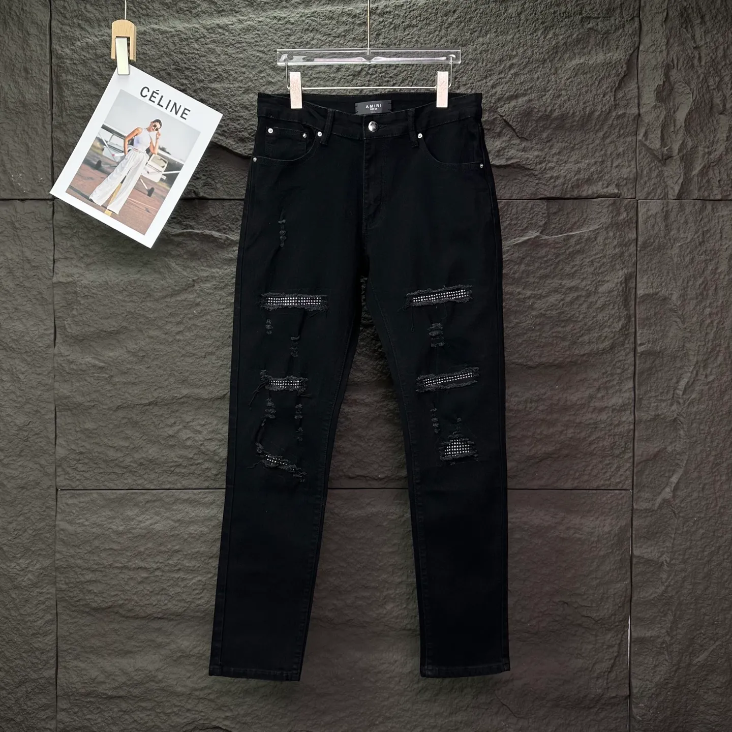 P230 Amiri 2025 new hot diamond patch couples style washed stretch jeans 🔥High version🔥High version🔥Top ceiling quality Styles with different washed textures are very friendly to people with thin legs and thick legs. The straight version is very flattering to the leg shape. Moderate length that never goes out of style, easy to match with casually, basic styling for various styles, a must-have in the wardrobe! The fabric is stiff but also makes the upper body soft without losing texture. The washing process is even more perfect. It is a must-have item for everyone! ! ! Washed wheat, hang tag, pants label, three complete labels, color: black, size: 28, 30, 32, 34 (four sizes)