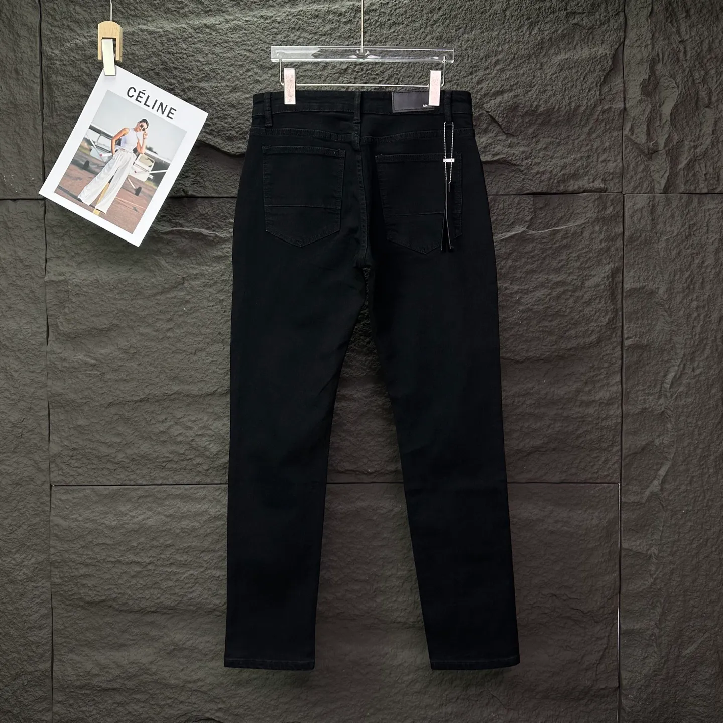 P230 Amiri 2025 new hot diamond patch couples style washed stretch jeans 🔥High version🔥High version🔥Top ceiling quality Styles with different washed textures are very friendly to people with thin legs and thick legs. The straight version is very flattering to the leg shape. Moderate length that never goes out of style, easy to match with casually, basic styling for various styles, a must-have in the wardrobe! The fabric is stiff but also makes the upper body soft without losing texture. The washing process is even more perfect. It is a must-have item for everyone! ! ! Washed wheat, hang tag, pants label, three complete labels, color: black, size: 28, 30, 32, 34 (four sizes)