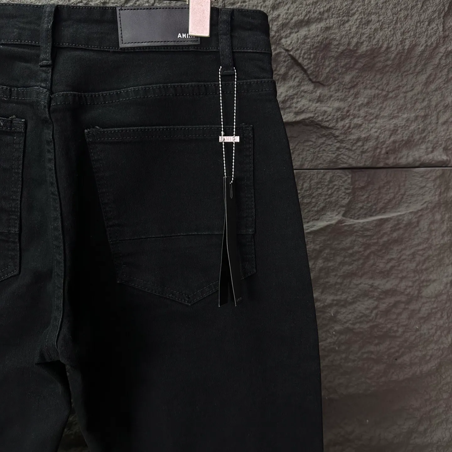 P230 Amiri 2025 new hot diamond patch couples style washed stretch jeans 🔥High version🔥High version🔥Top ceiling quality Styles with different washed textures are very friendly to people with thin legs and thick legs. The straight version is very flattering to the leg shape. Moderate length that never goes out of style, easy to match with casually, basic styling for various styles, a must-have in the wardrobe! The fabric is stiff but also makes the upper body soft without losing texture. The washing process is even more perfect. It is a must-have item for everyone! ! ! Washed wheat, hang tag, pants label, three complete labels, color: black, size: 28, 30, 32, 34 (four sizes)