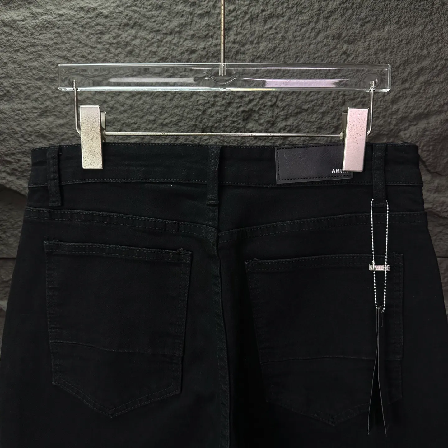 P230 Amiri 2025 new hot diamond patch couples style washed stretch jeans 🔥High version🔥High version🔥Top ceiling quality Styles with different washed textures are very friendly to people with thin legs and thick legs. The straight version is very flattering to the leg shape. Moderate length that never goes out of style, easy to match with casually, basic styling for various styles, a must-have in the wardrobe! The fabric is stiff but also makes the upper body soft without losing texture. The washing process is even more perfect. It is a must-have item for everyone! ! ! Washed wheat, hang tag, pants label, three complete labels, color: black, size: 28, 30, 32, 34 (four sizes)