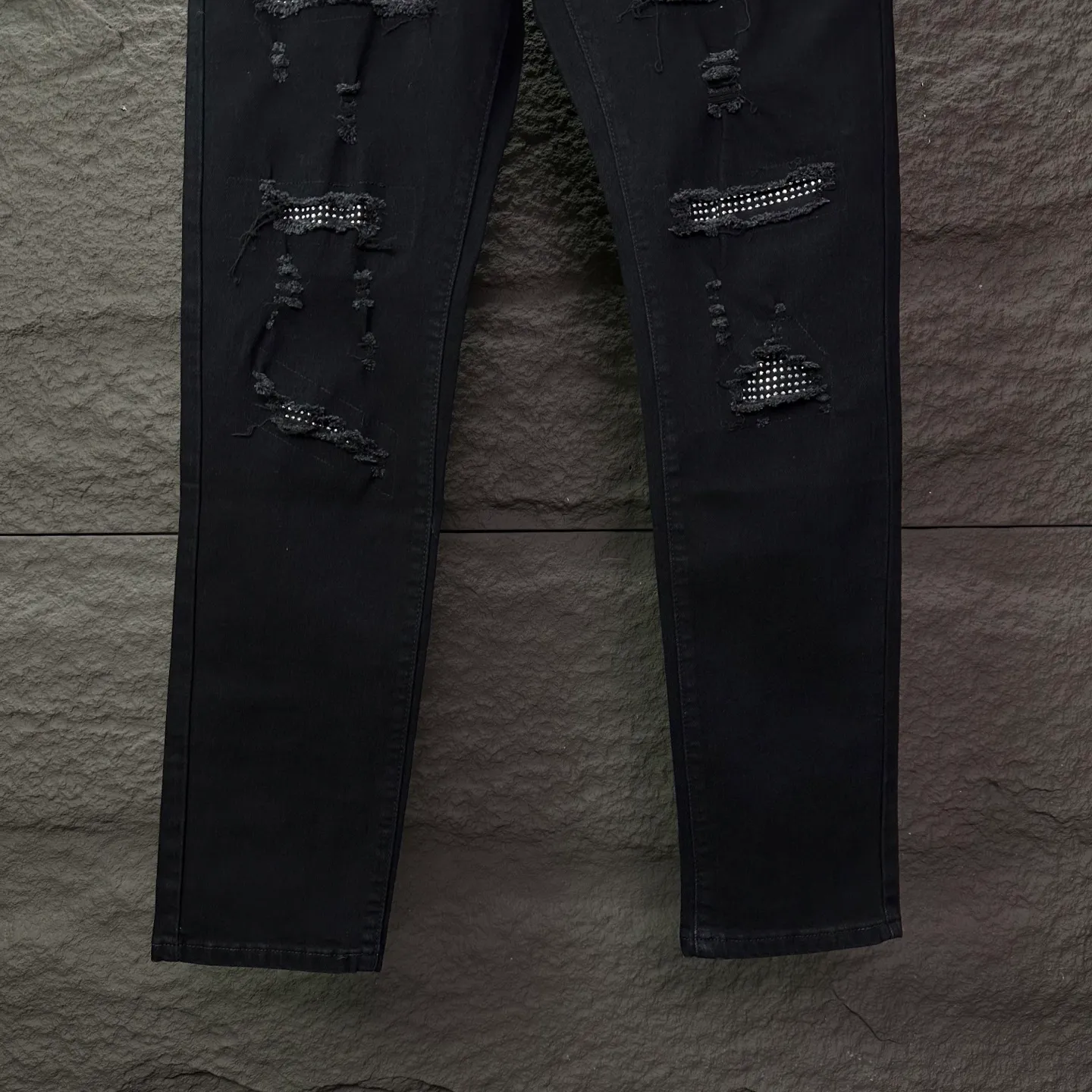P230 Amiri 2025 new hot diamond patch couples style washed stretch jeans 🔥High version🔥High version🔥Top ceiling quality Styles with different washed textures are very friendly to people with thin legs and thick legs. The straight version is very flattering to the leg shape. Moderate length that never goes out of style, easy to match with casually, basic styling for various styles, a must-have in the wardrobe! The fabric is stiff but also makes the upper body soft without losing texture. The washing process is even more perfect. It is a must-have item for everyone! ! ! Washed wheat, hang tag, pants label, three complete labels, color: black, size: 28, 30, 32, 34 (four sizes)