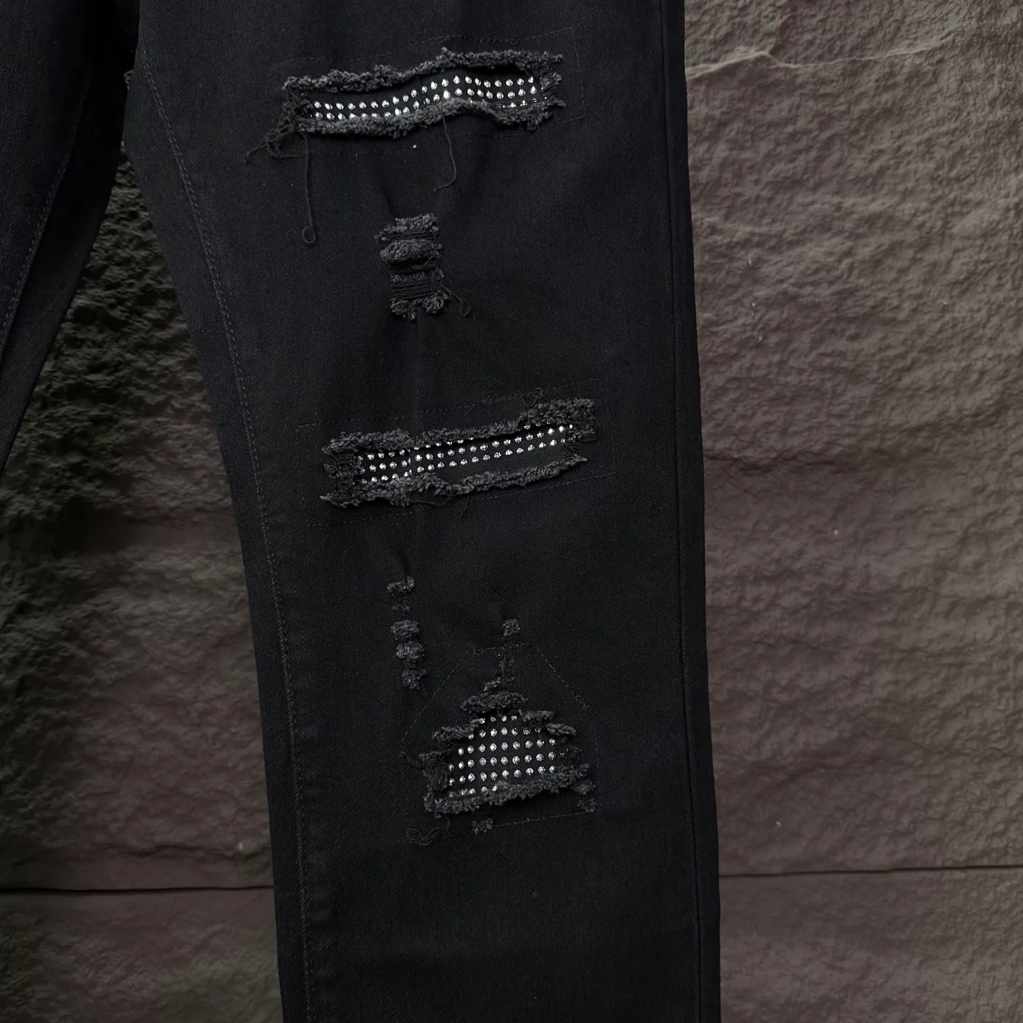 P230 Amiri 2025 new hot diamond patch couples style washed stretch jeans 🔥High version🔥High version🔥Top ceiling quality Styles with different washed textures are very friendly to people with thin legs and thick legs. The straight version is very flattering to the leg shape. Moderate length that never goes out of style, easy to match with casually, basic styling for various styles, a must-have in the wardrobe! The fabric is stiff but also makes the upper body soft without losing texture. The washing process is even more perfect. It is a must-have item for everyone! ! ! Washed wheat, hang tag, pants label, three complete labels, color: black, size: 28, 30, 32, 34 (four sizes)
