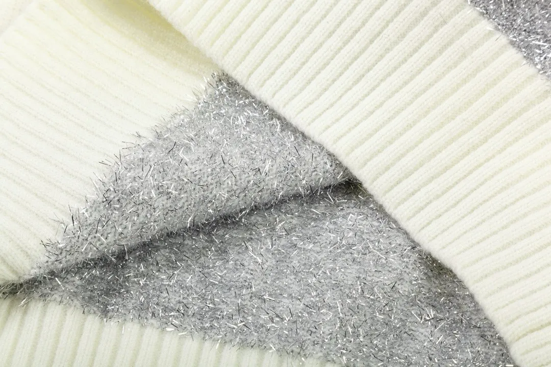 A8150# [Christmas Capsule Series] AMI Paris 2023 new autumn and winter high-neck striped alpaca blended soft and waxy knitted crew neck sweater Oversize version for men and women Color: off-white Size: S-XL