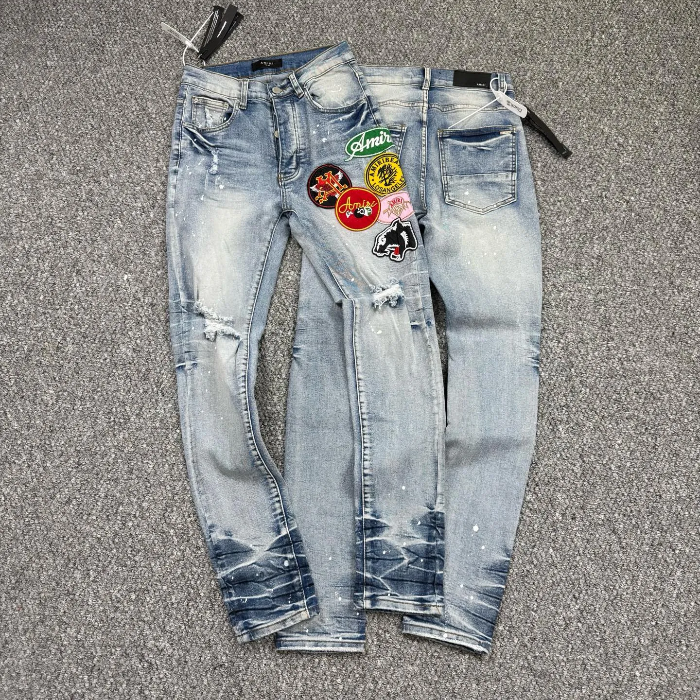 P240 Style number: H870 AMIRI & AMIRI New jeans with embroidered logo, washed holes pattern, denim shorts, stretch denim trousers, same style for men and women. Accessories: Complete accessories, all in original packaging, two hang tags to distinguish the low-end version. The hardware is standard to the authentic original version with logo aluminum alloy buckle, and every detail is consistent with any version on the market. Fabric: Genuine pattern-making and standard genuine custom-made imported fabrics use unique washing and dyeing methods, and are individually hand-finished - Hand-painted ripped micro-elastic jeans Color: blue Size: 28 30 32 34 36