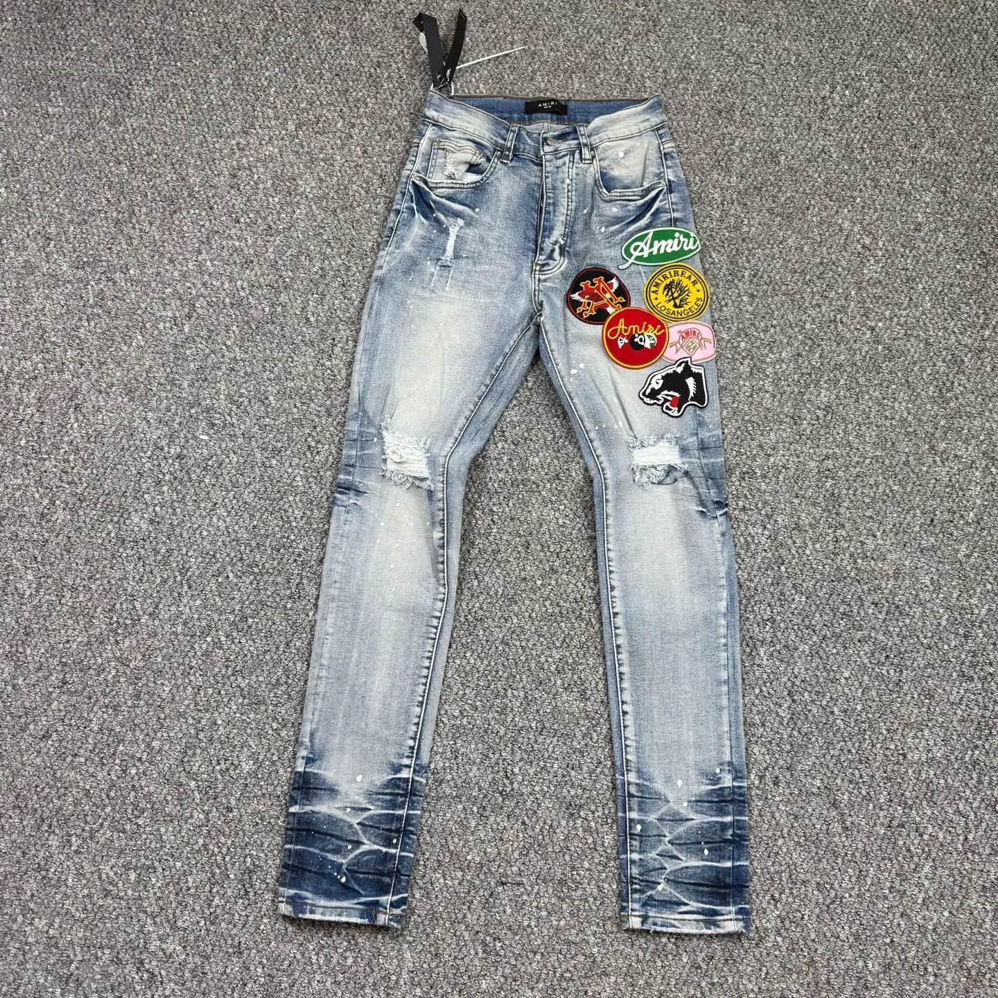 P240 Style number: H870 AMIRI & AMIRI New jeans with embroidered logo, washed holes pattern, denim shorts, stretch denim trousers, same style for men and women. Accessories: Complete accessories, all in original packaging, two hang tags to distinguish the low-end version. The hardware is standard to the authentic original version with logo aluminum alloy buckle, and every detail is consistent with any version on the market. Fabric: Genuine pattern-making and standard genuine custom-made imported fabrics use unique washing and dyeing methods, and are individually hand-finished - Hand-painted ripped micro-elastic jeans Color: blue Size: 28 30 32 34 36